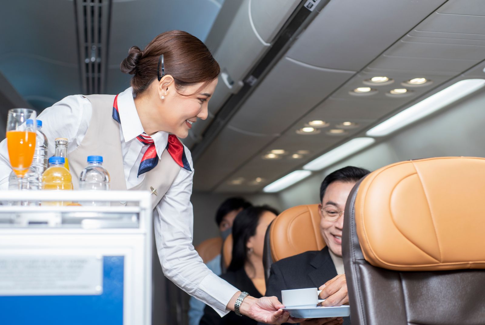 別把襪子脫下來　資深空服員分享11個搭機禮節