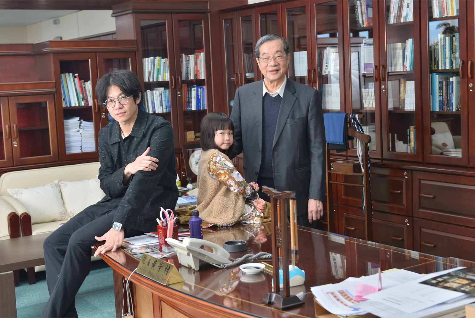30歲棄生化博班，轉行搞音樂奪金曲　與考試院長爸不同調也和諧
