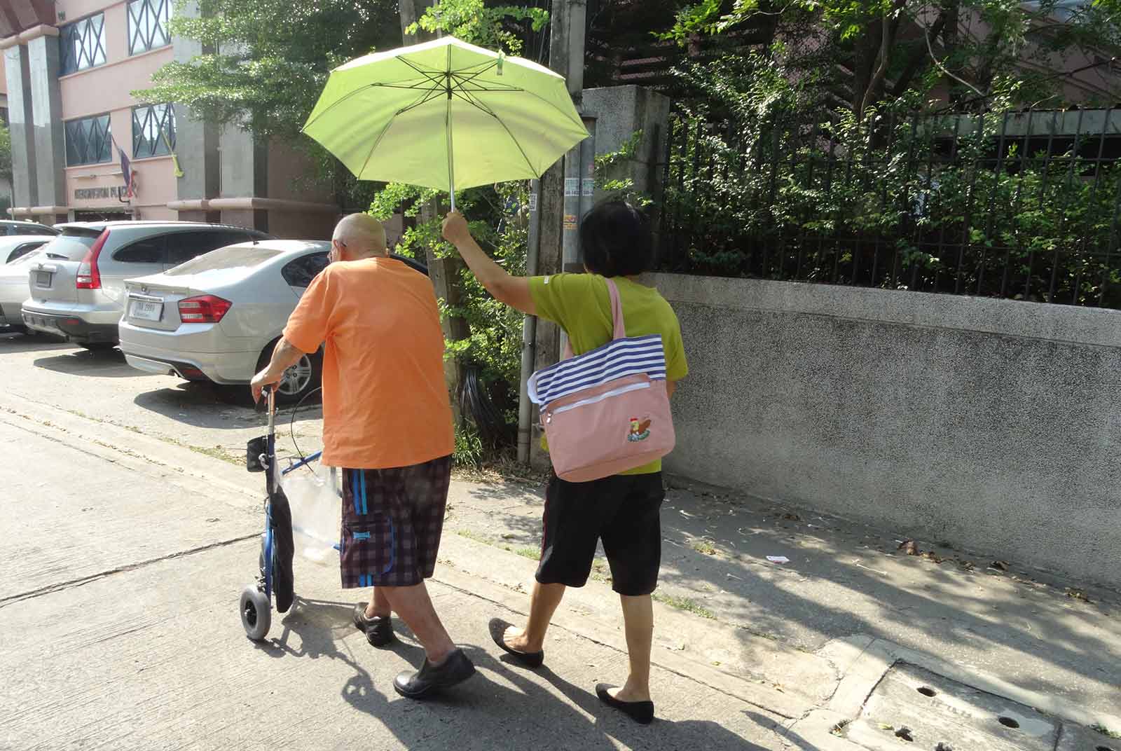 照顧現場專欄｜烈陽下，長者想提早回家卻算違規？長照2.0碼別制的防弊困境