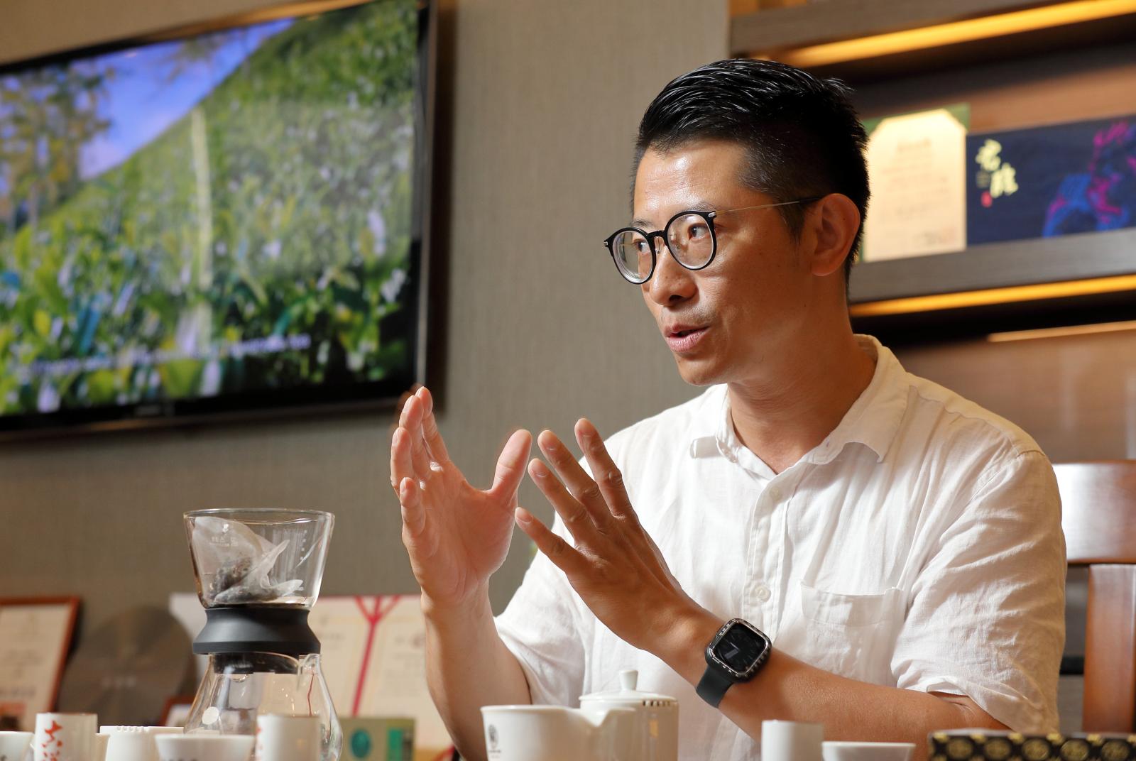香檳杯裝冷泡烏龍　百年茶莊赴美做電商、跟潮牌聯名，讓老外喝台灣茶