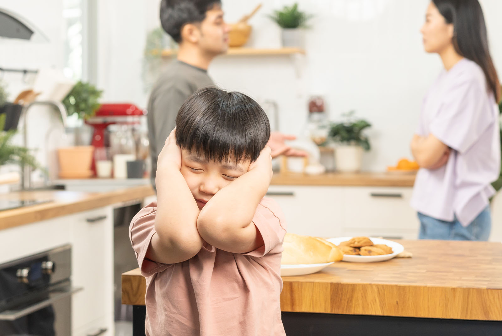 「我想當彌豆子，因為她不用講話」離婚跟爸爸還跟媽媽？孩子內心的拉扯