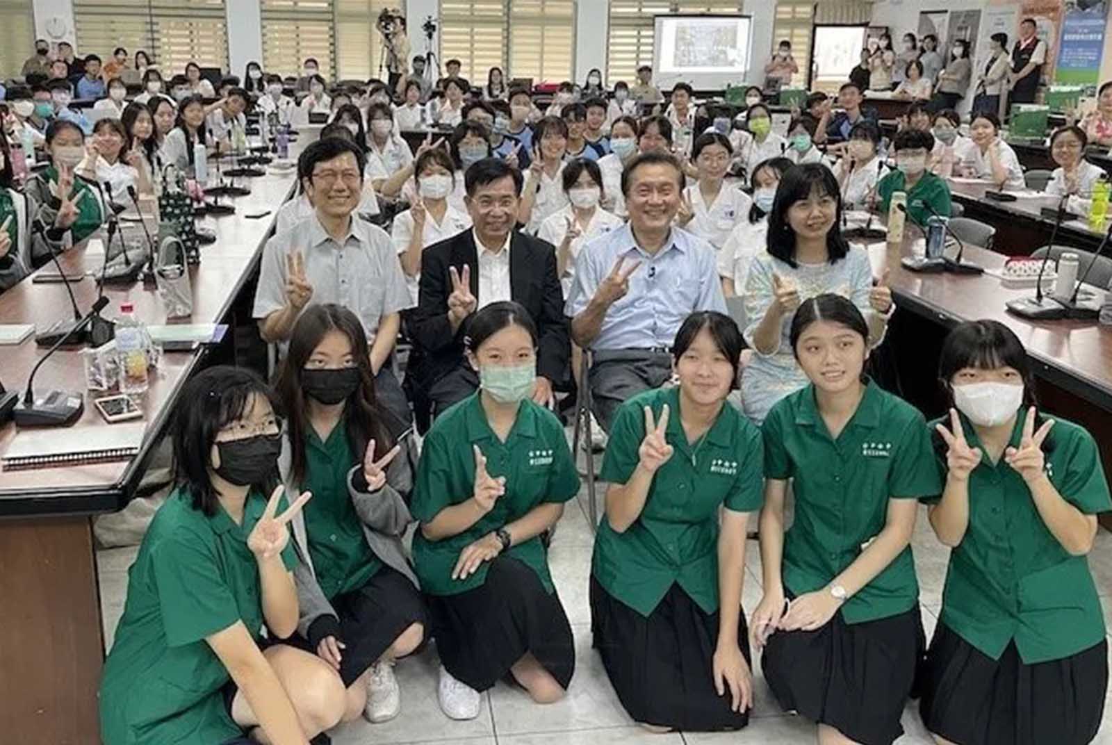 當學者遇見15歲少年：中研院院士、台大教授為何到高一開課搶救人才？