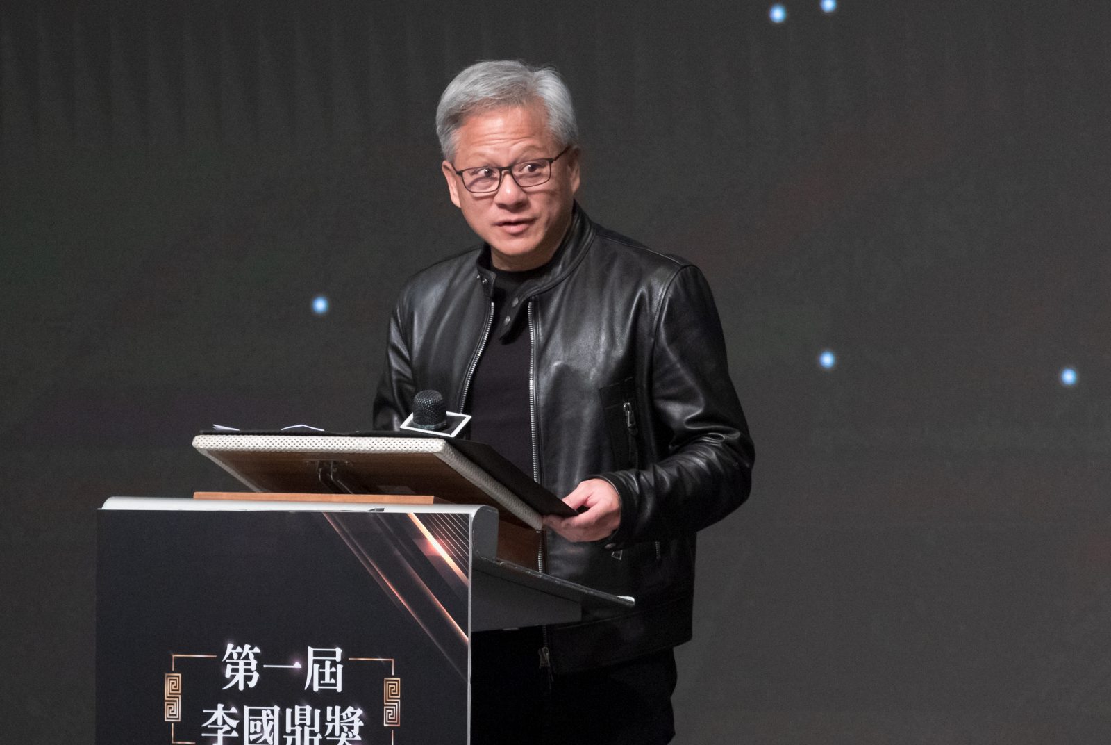 輝達執行長黃仁勳：高階主管不該需要被管東管西