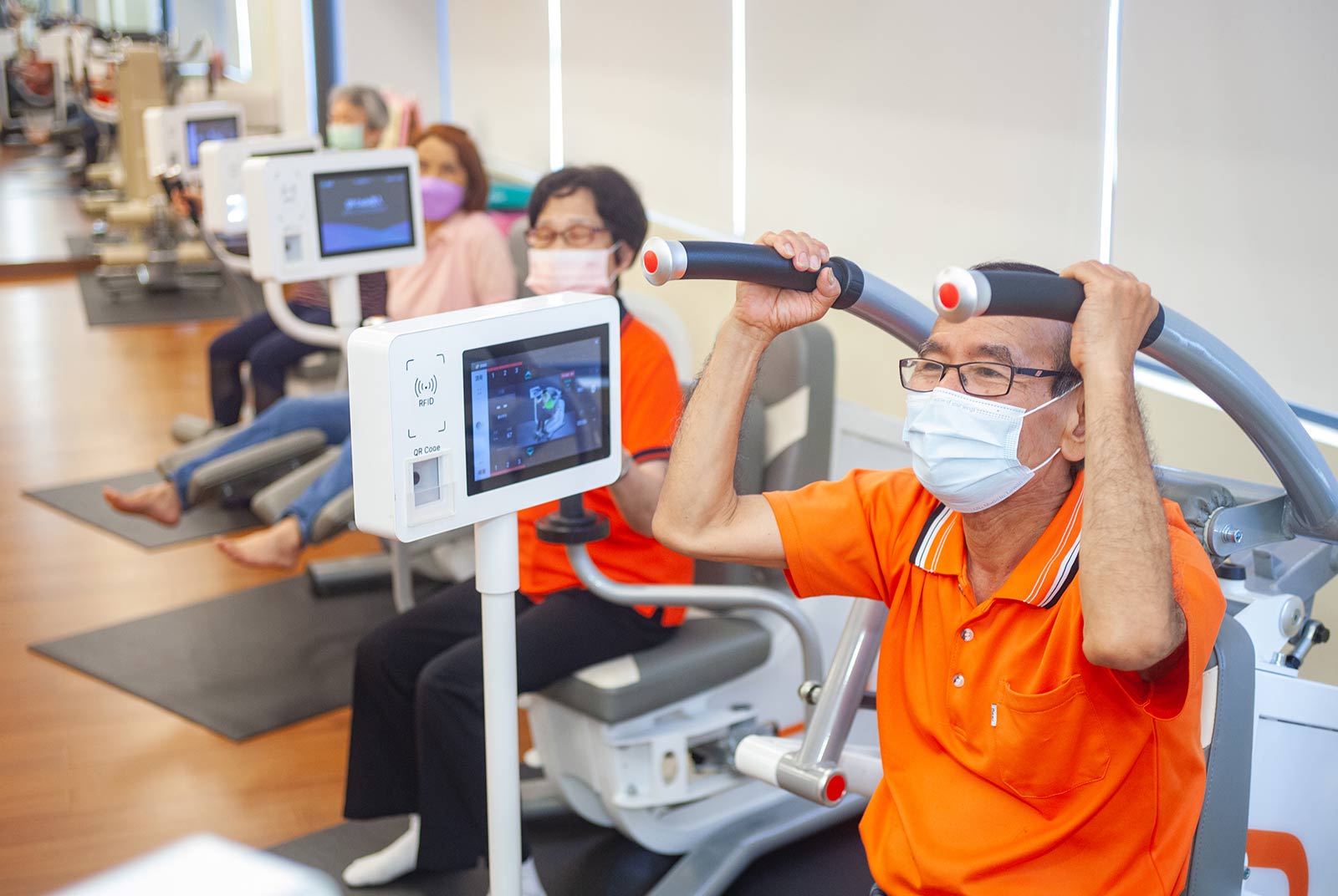 小鎮診所卻揚名國際！他靠3招讓阿公、阿嬤健康活到百歲