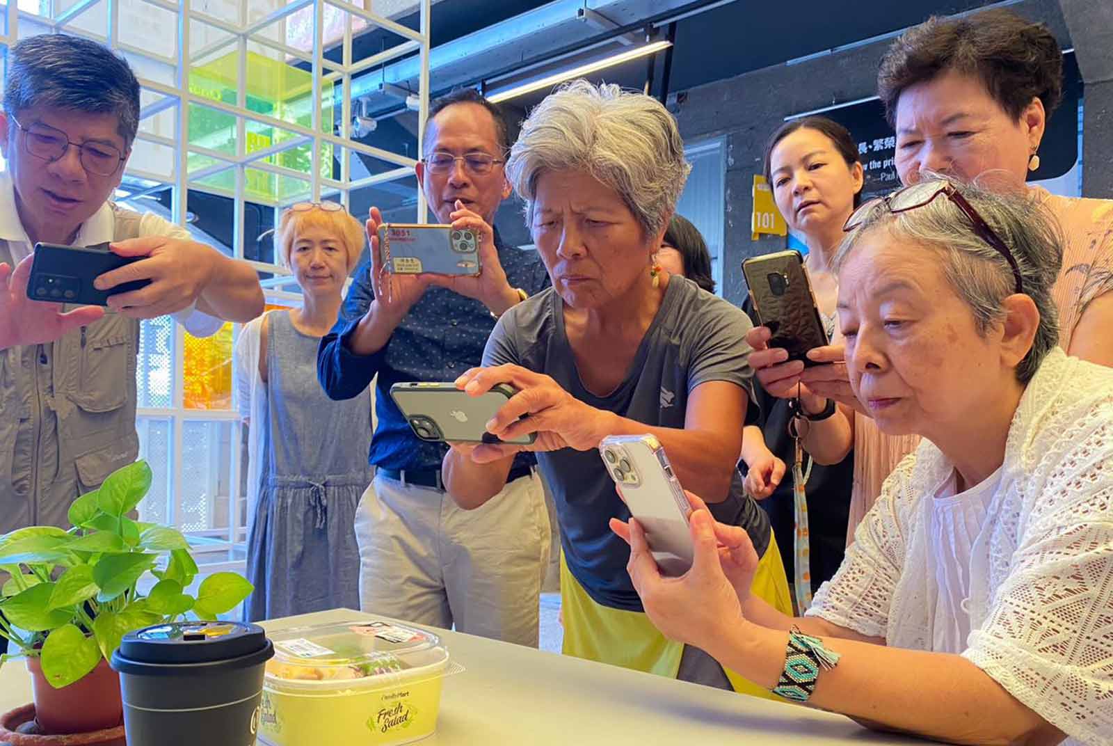 老了也要與時代接軌！退休不再當「五等公民」，Z世代青年打造爺奶當網紅