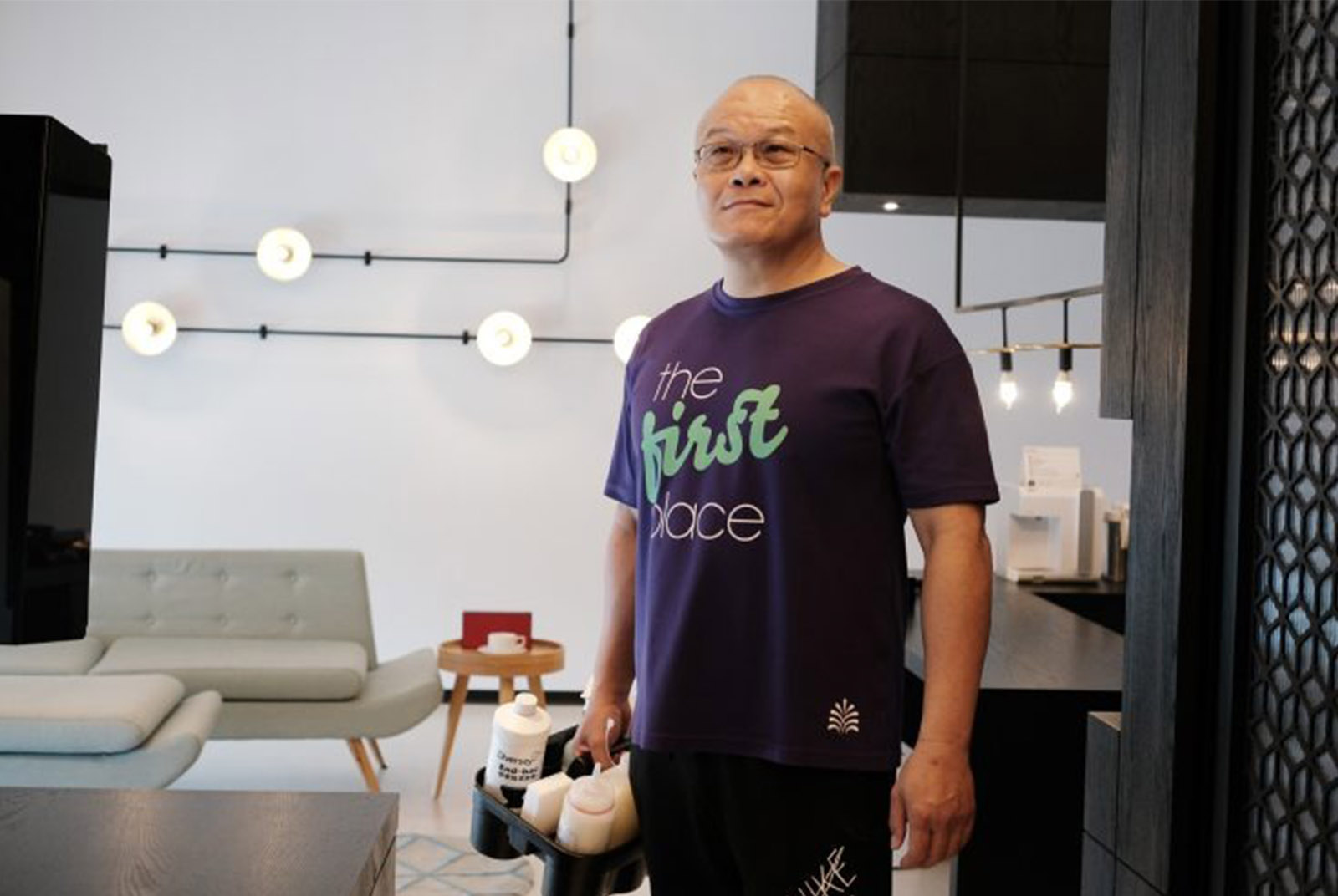 中年遭疫後裁員，投上百封履歷無果　58歲科技人轉職變身房務員