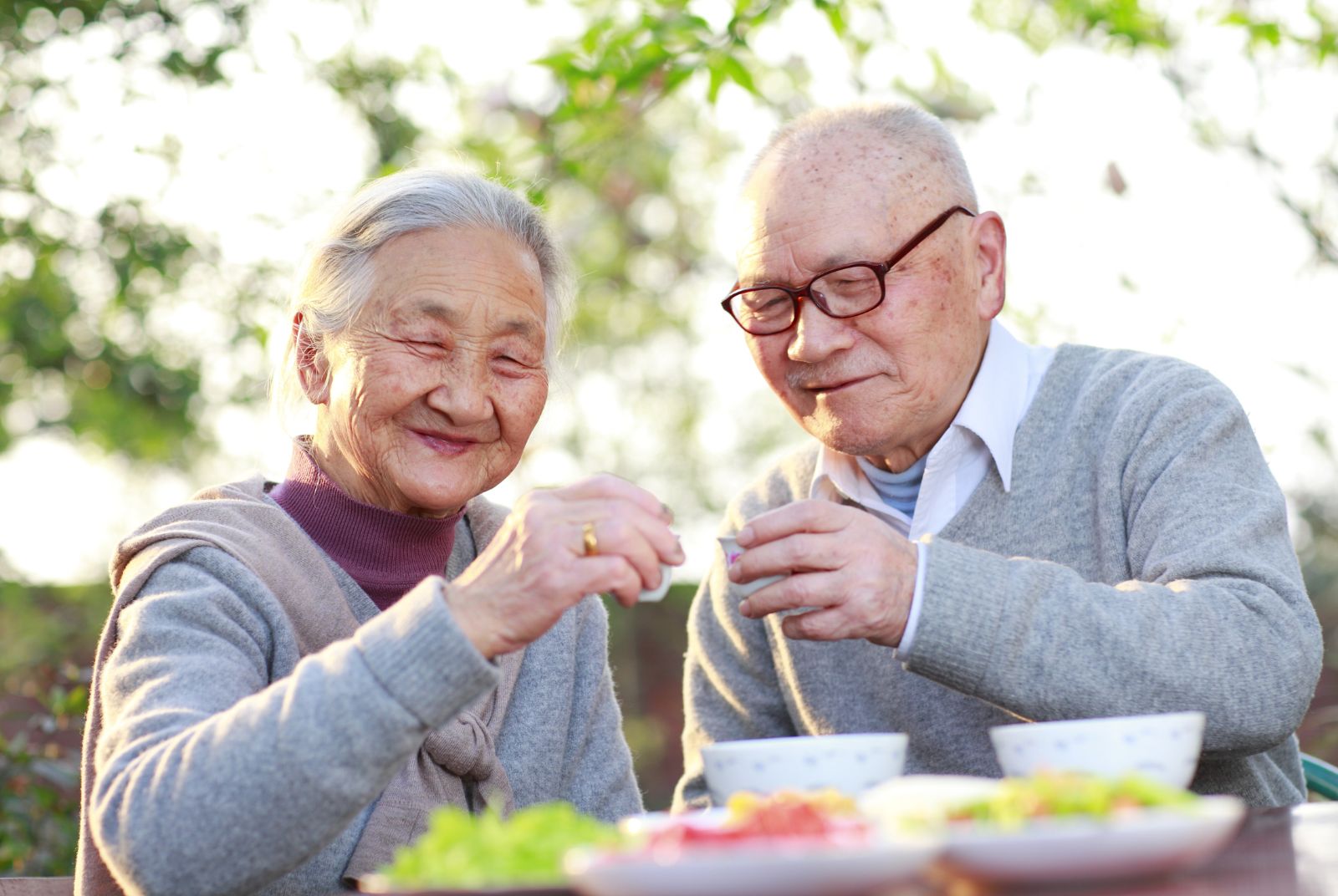 94歲奶奶喊好餓，喝完兩罐牛奶安詳離世！斷食未必能善終，不如好好吃到人生最後