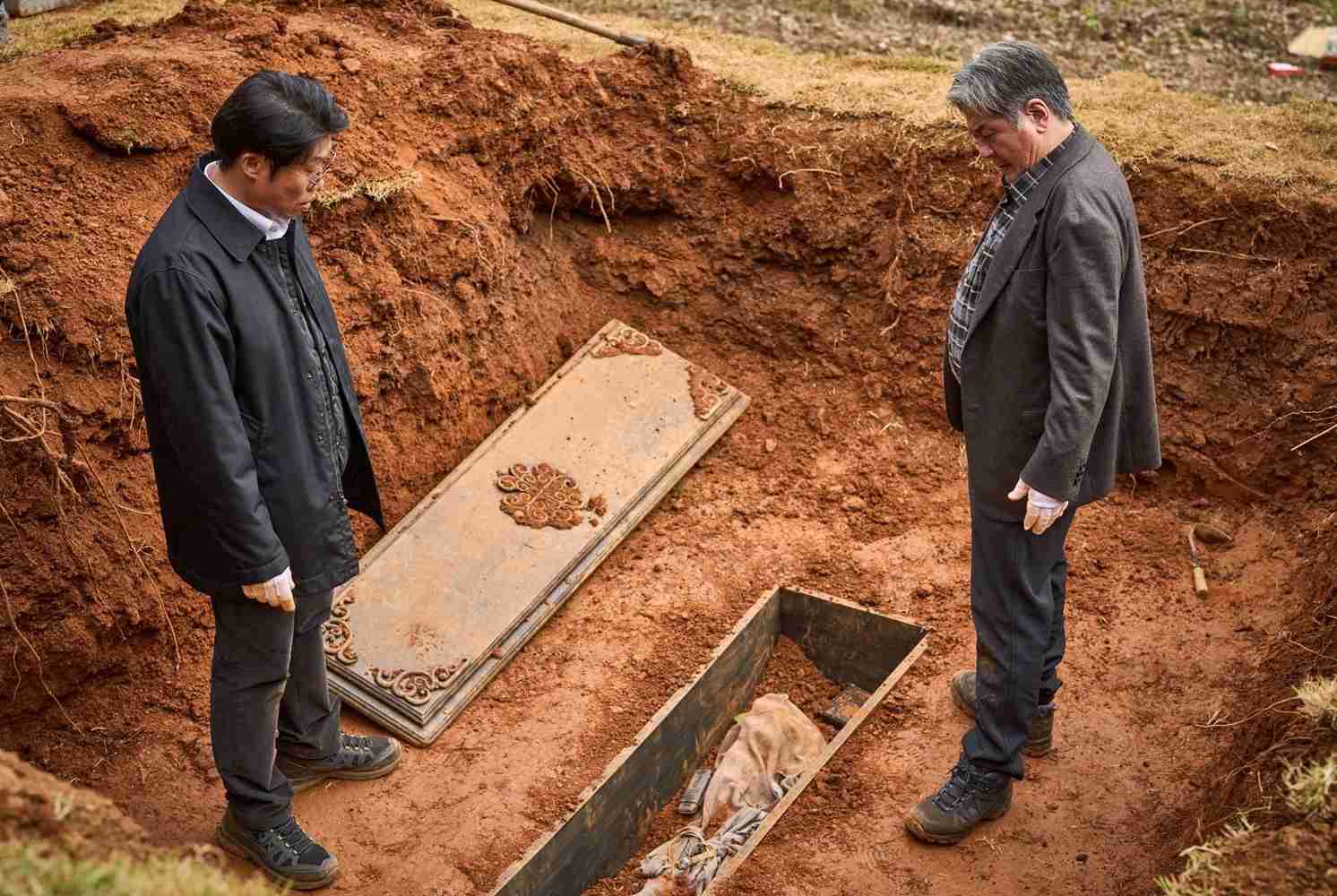 韓國驚悚片《破墓》：「以真亂假」的恐懼感，如何締造票房奇蹟？