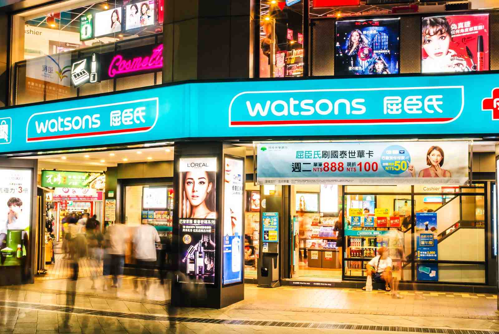 無人結帳機、AR虛擬試妝，生活需求都能買！美妝藥局成長近兩倍