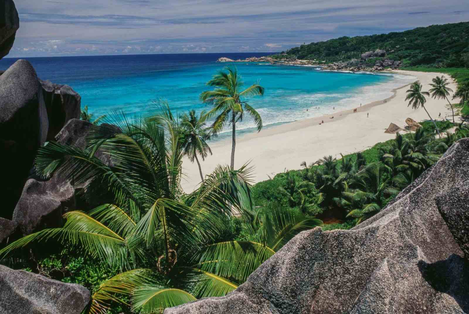 一島一飯店的避世之旅｜絲綢沙灘、巨型象龜、海椰子　此生必去祕境島國：塞席爾