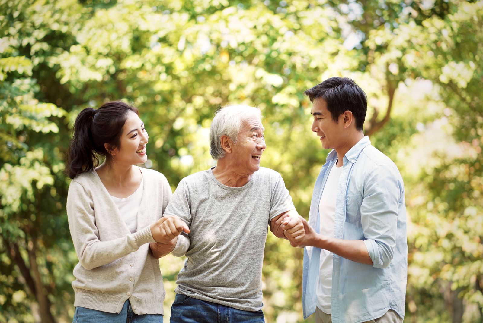 在家認不得人、外出卻變精明，爸媽失智了嗎？臨床心理師：從6大面向觀察