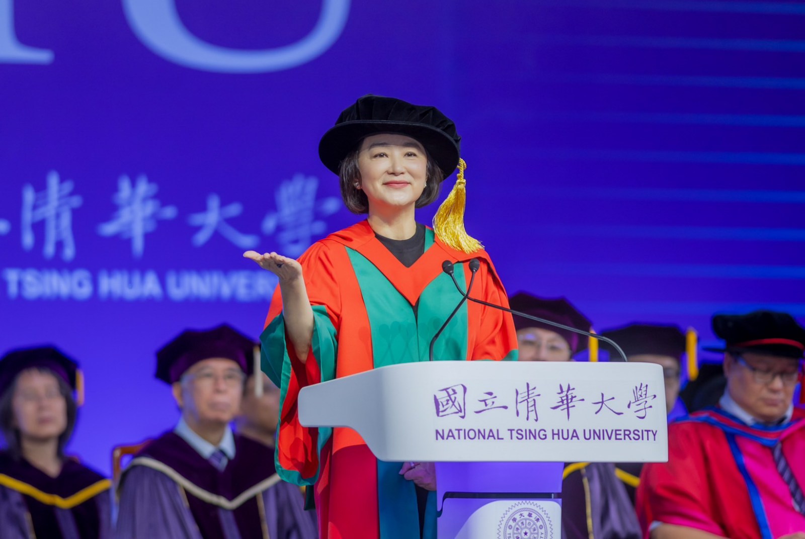 林青霞清大畢典致詞：自己先快樂起來，才可以將快樂帶給別人
