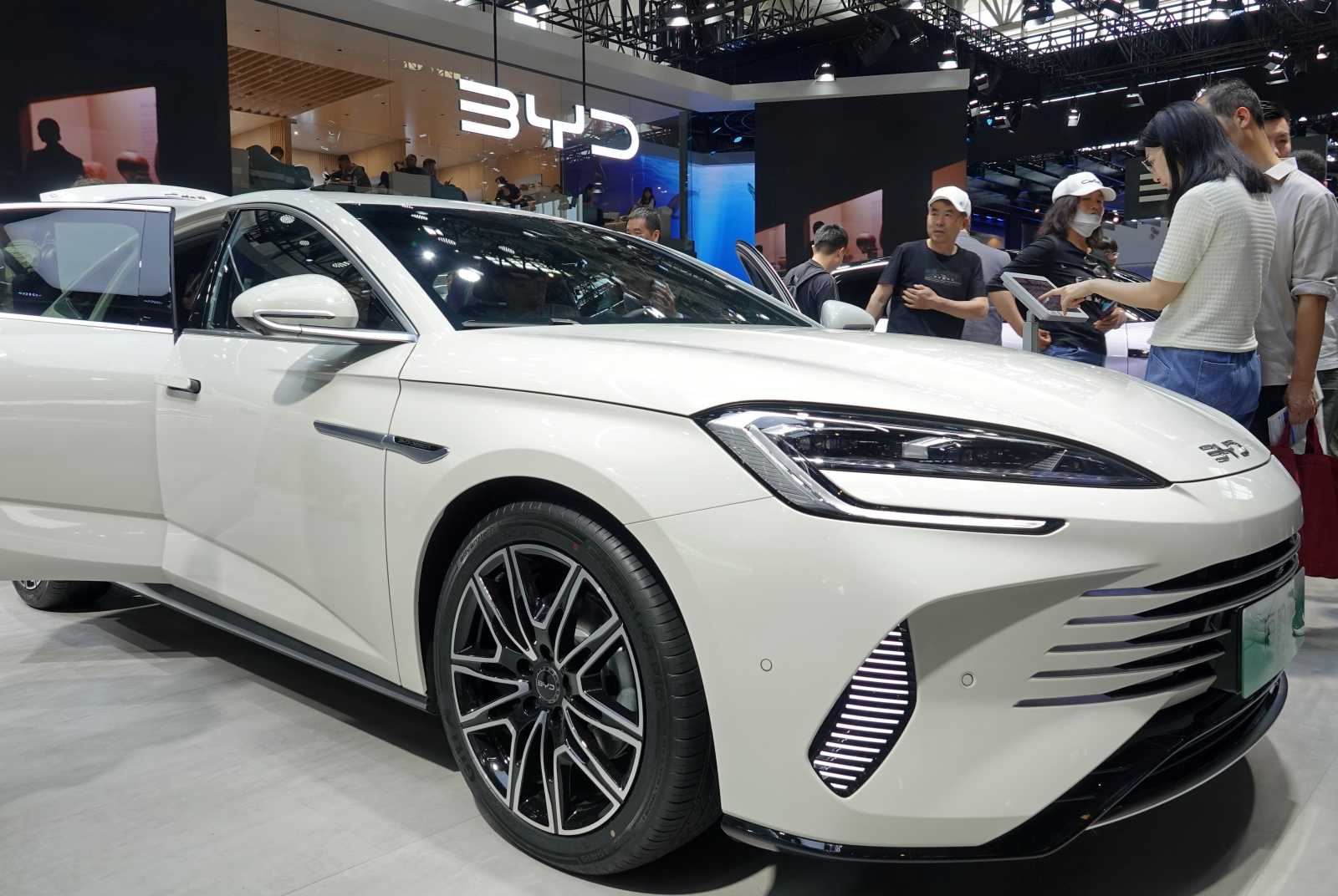 電動車-自駕車-特斯拉-鄭顯聰-AI-比亞迪-MG-阿榕伯胡說科技