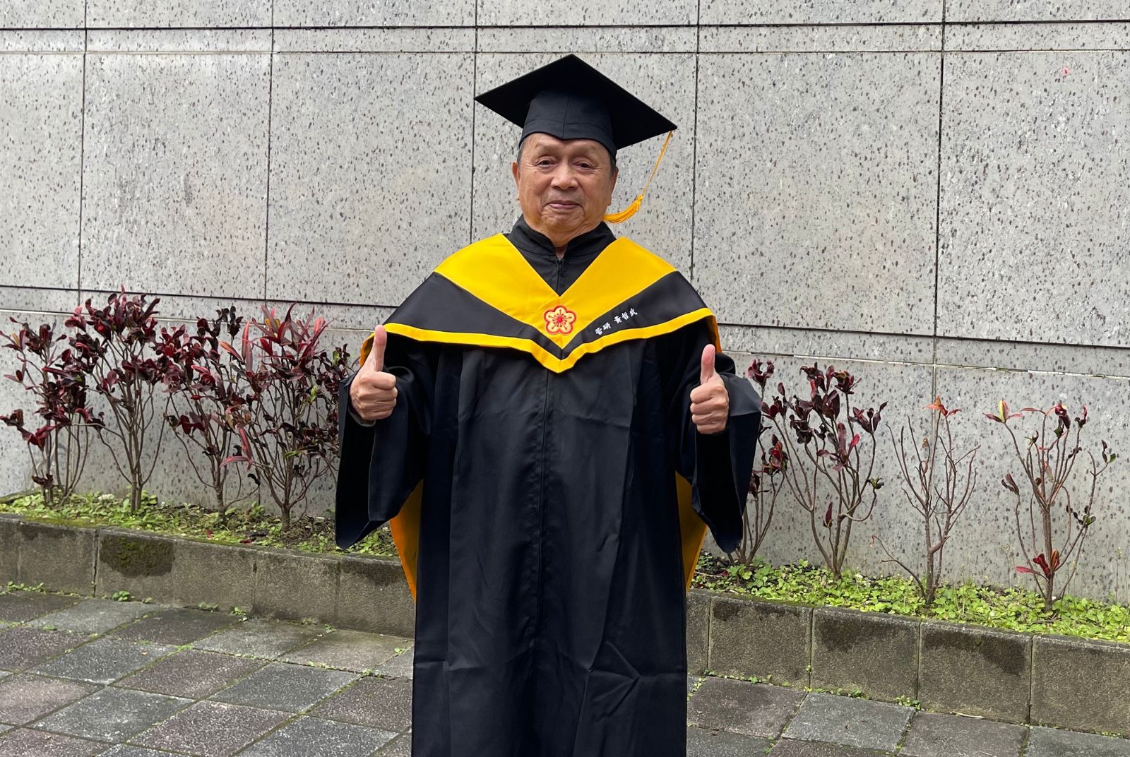 重啟人生專欄｜上課跑錯教室、下課走錯路回家！85歲企業家為何堅持取得EMBA學位？