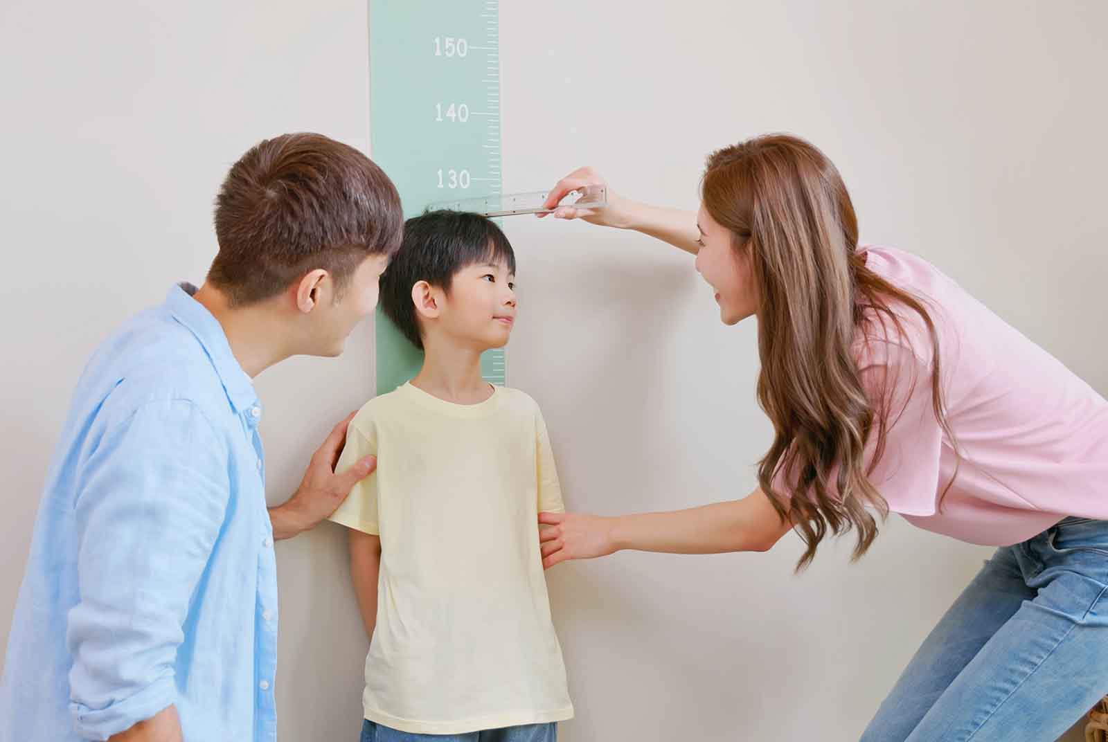 熬夜、甜食恐影響小孩身高！把握長高黃金期，及早治療很重要