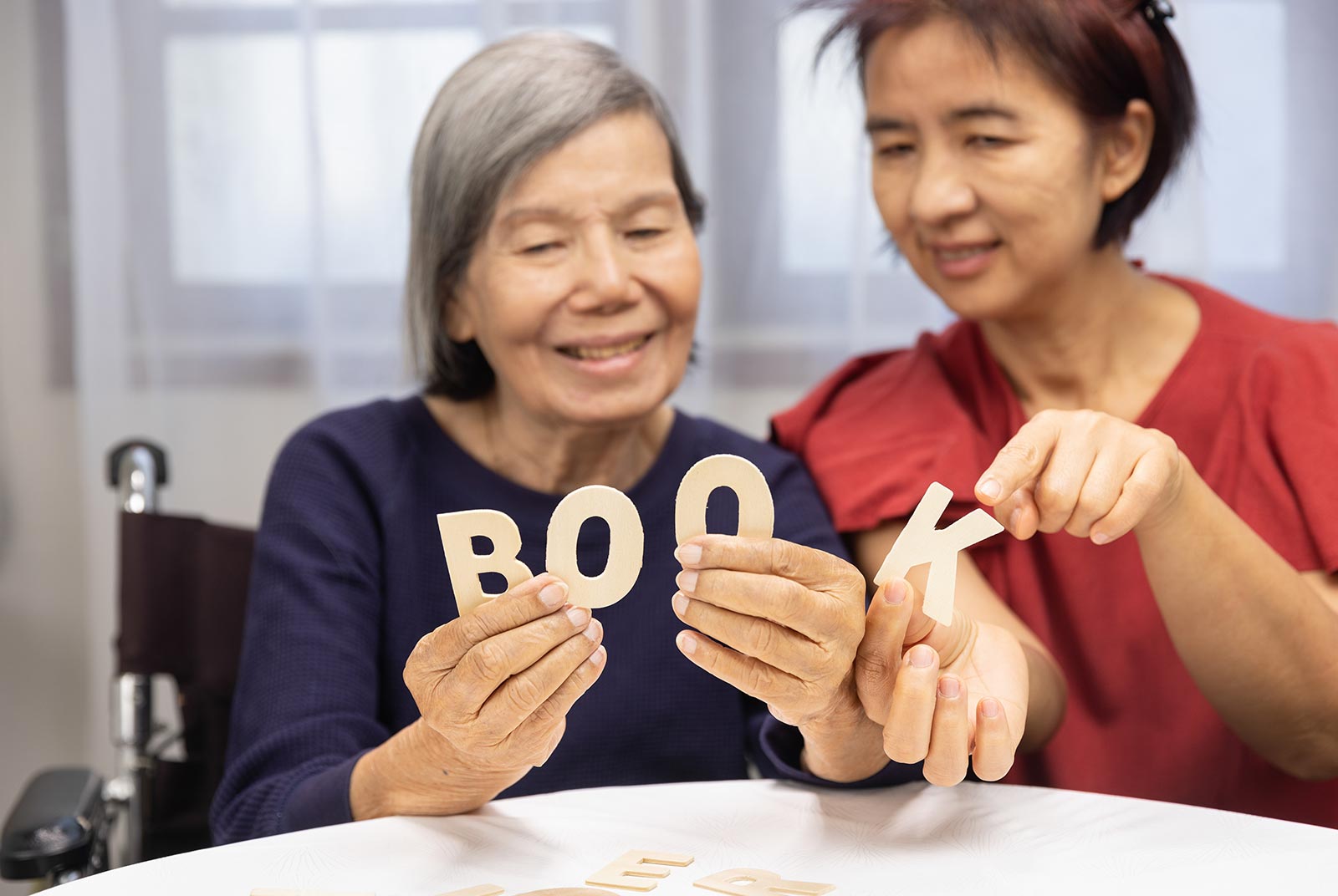 熟年腦筆記專欄｜降低失智風險新發現：中年注意膽固醇、60歲後顧眼睛