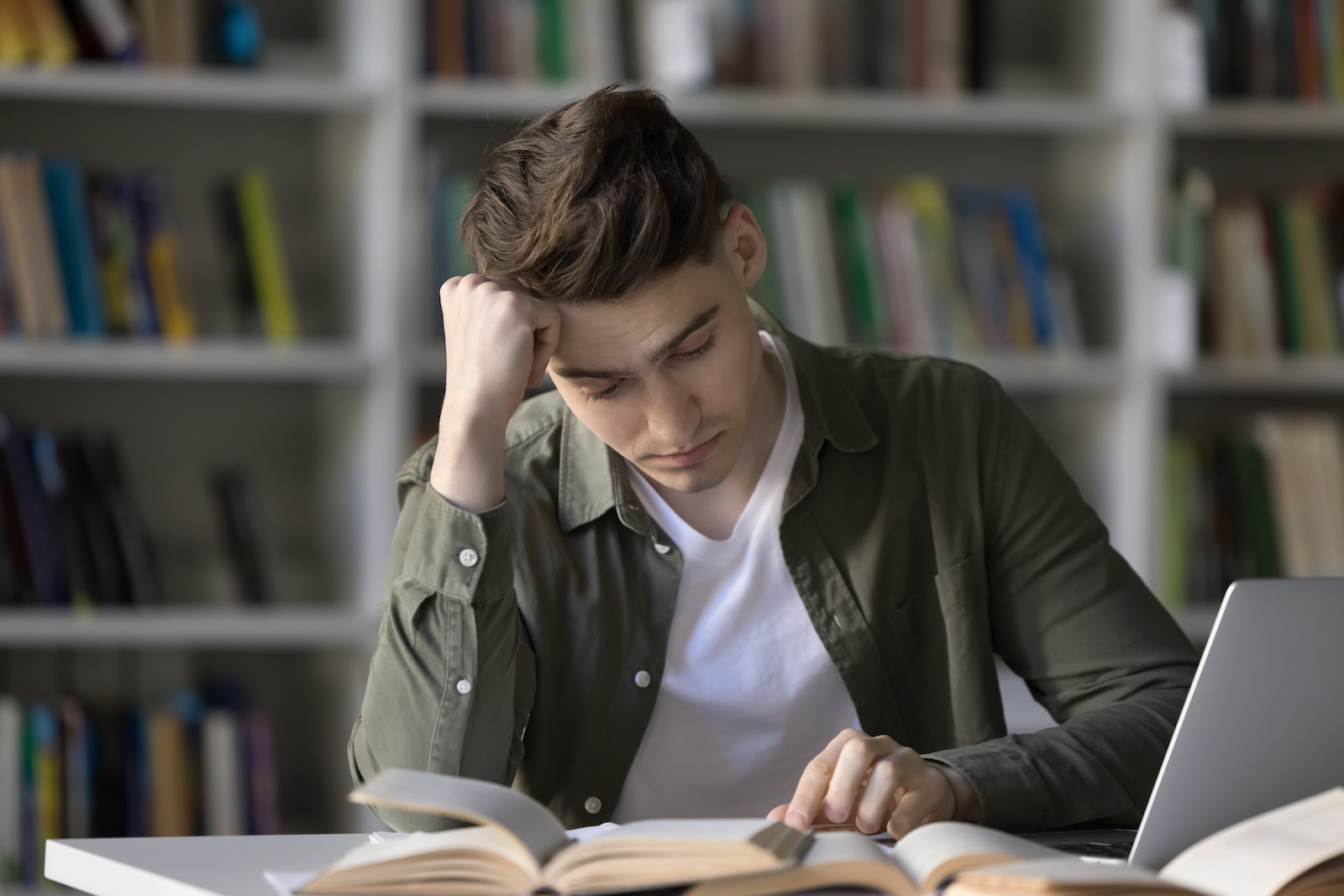 讀書-閱讀-頂尖大學-AI-經典-智慧型手機