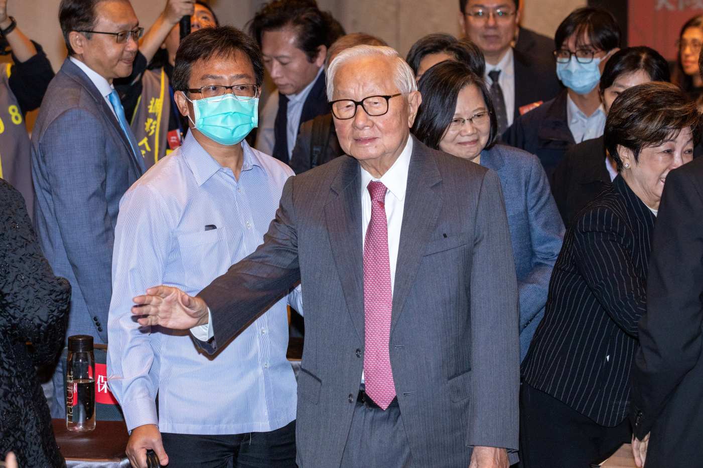 張忠謀曾被黑函告狀、做晶圓有隱情？《張忠謀自傳》：苦難和巧合，逼出台積電