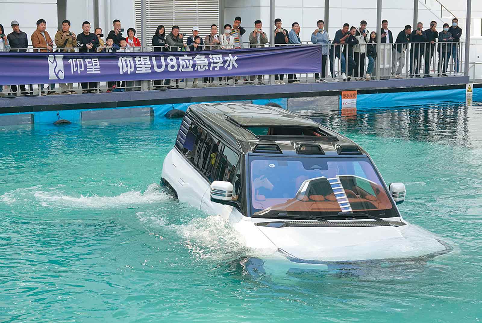 中國電動車有多狂？水上漂、坦克迴轉、加速堪比超跑