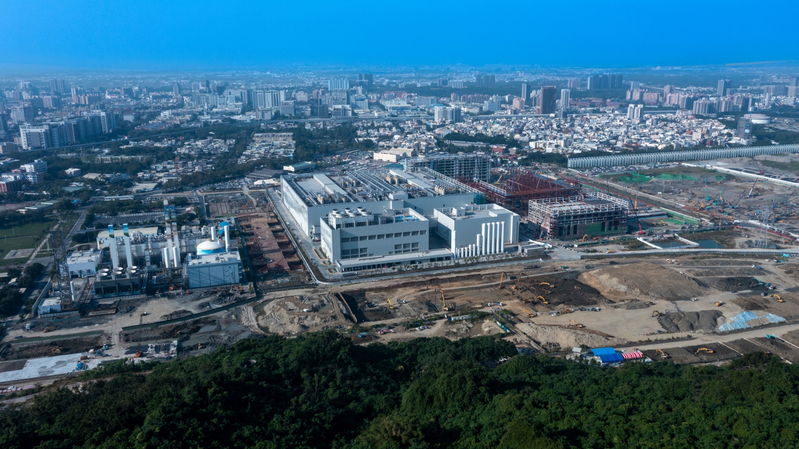 九成估營收成長、三成服務業加薪4%！CEO看2025景氣：憂地緣但台海微降溫？