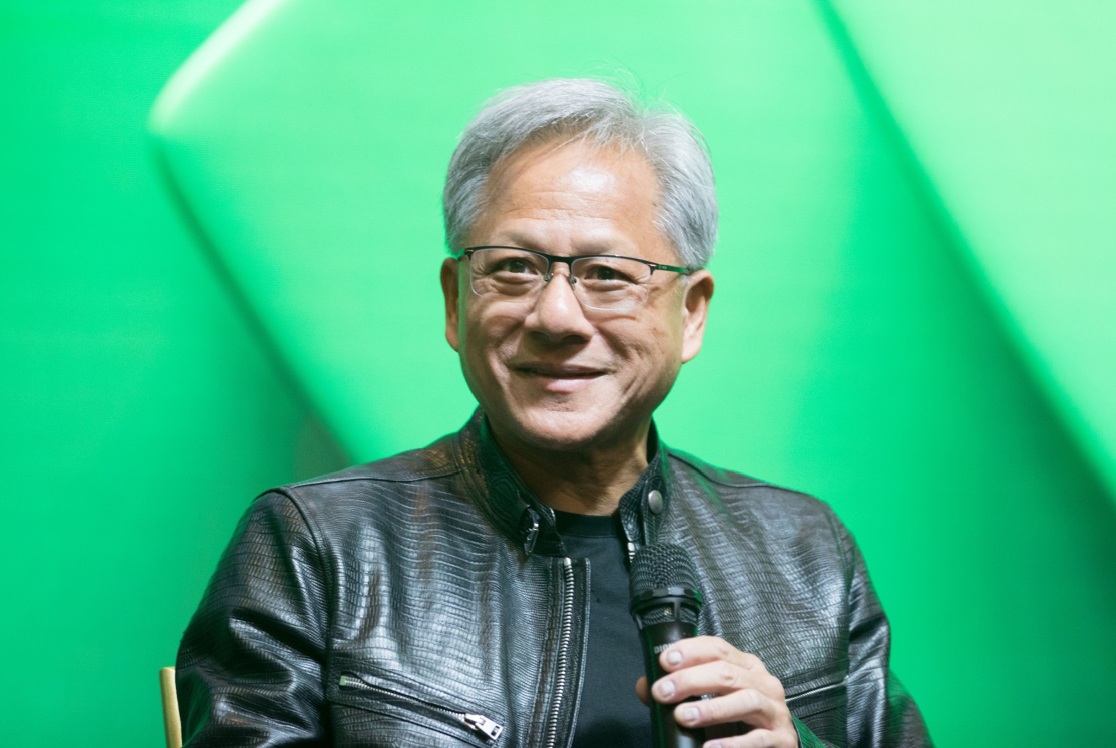 「工作對我來說是放鬆」　輝達瘋狂加班的極端文化，來自不睡覺、不休假的黃仁勳