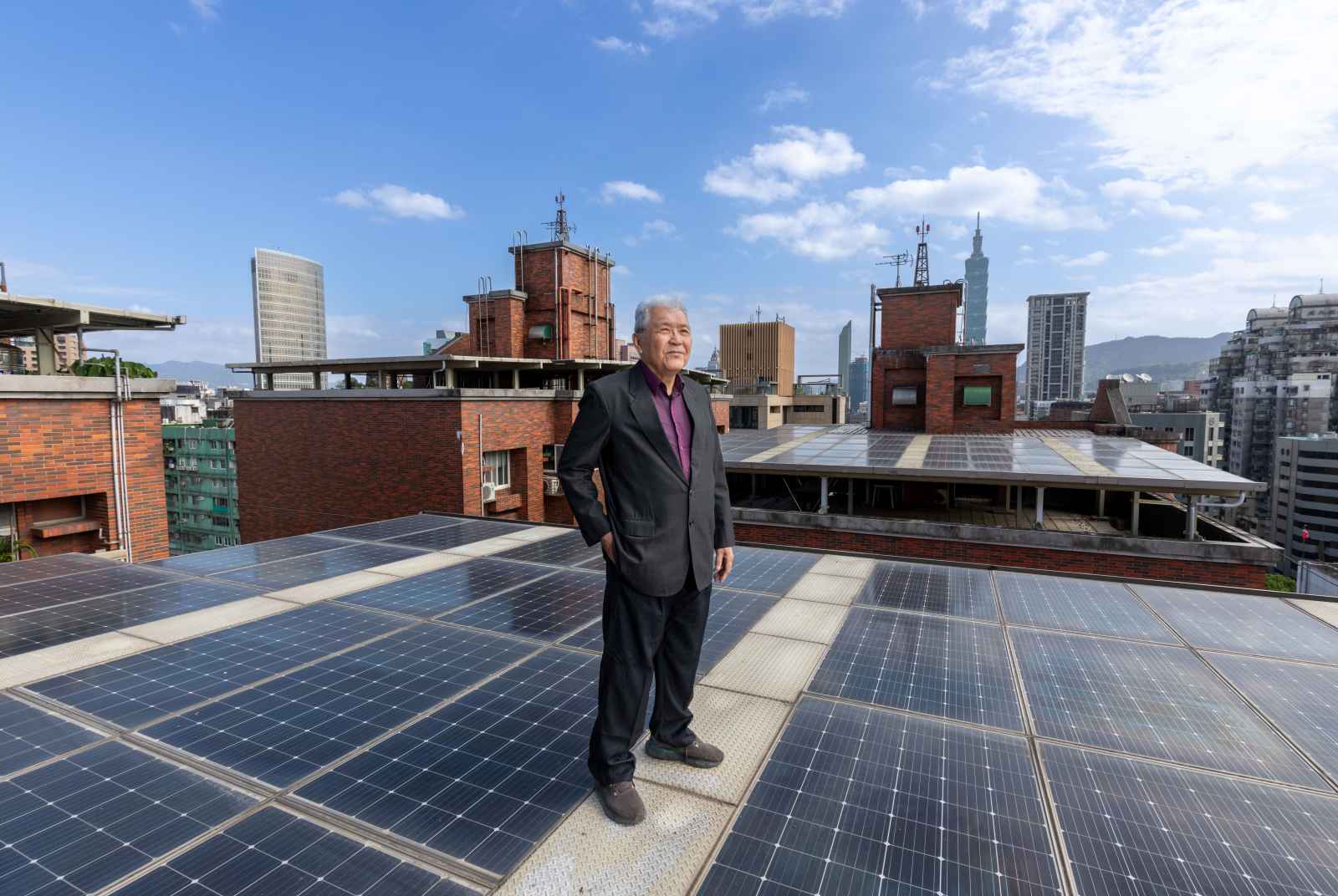 老社區漏水，竟創百萬年收！退休公務員出手，屋頂光電成台北舊大樓救星