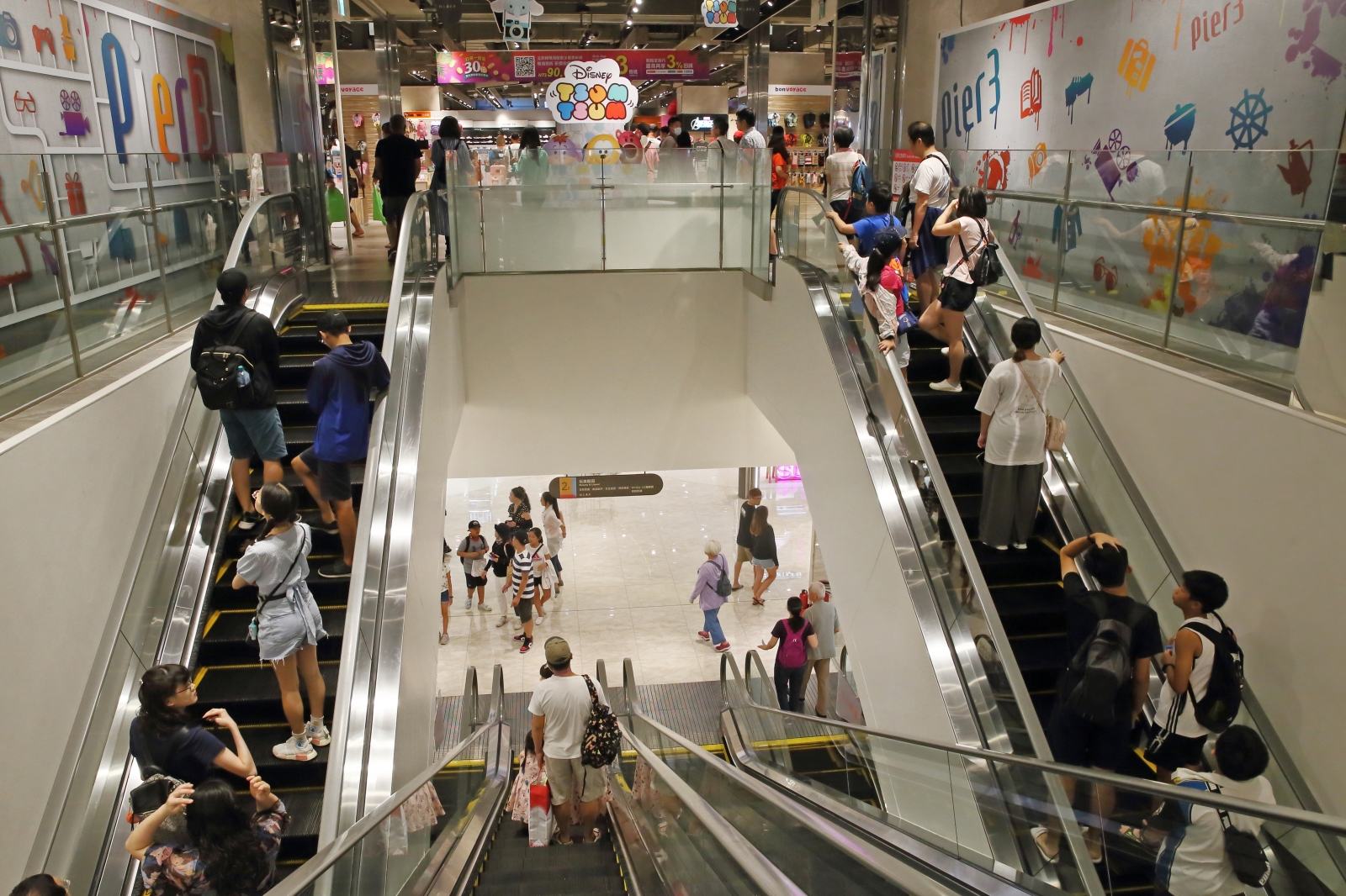 報復性消費潮沒了！2025兩千大服務業：全民瘋出國，有個行業虛胖