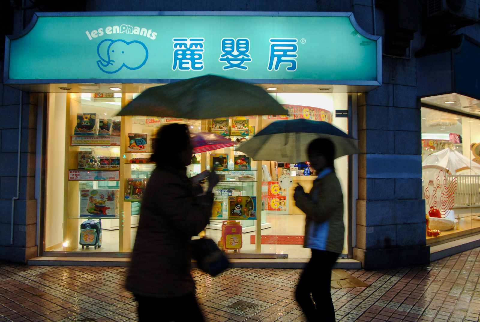 麗嬰房連虧十年、打入全額交割　童裝龍頭衰敗，不只輸給少子化