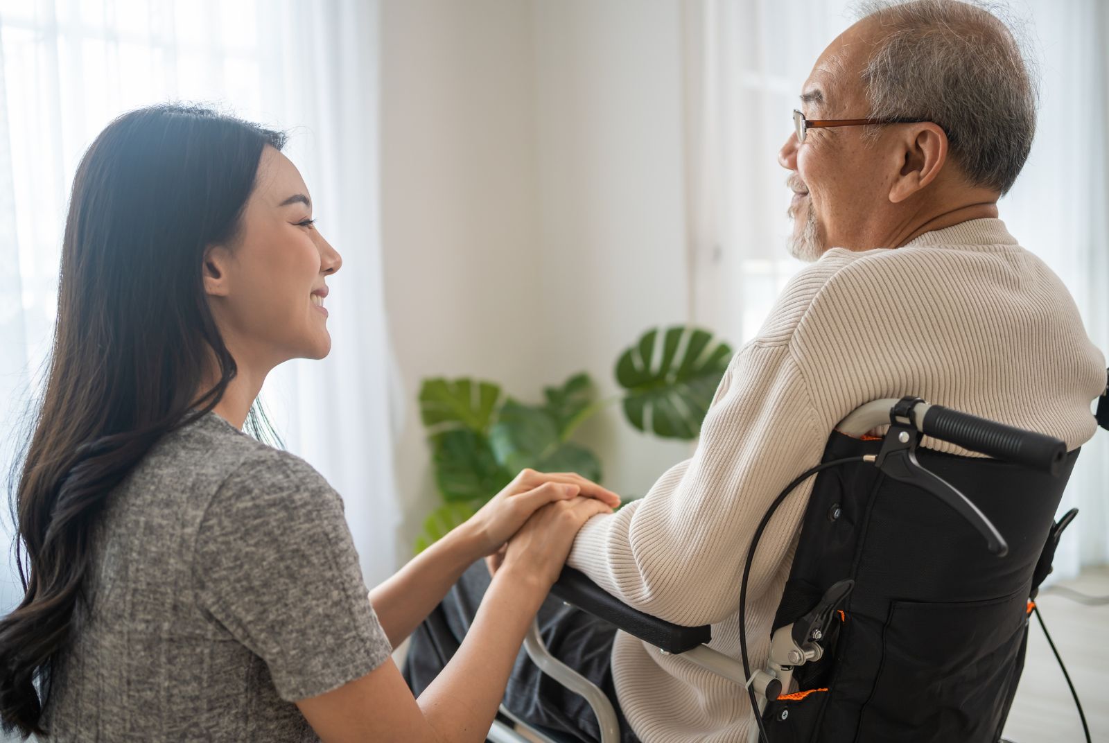 連納骨儀式都不用出面！ 把照顧外包的「代理家人」如何成為日本子女的救贖