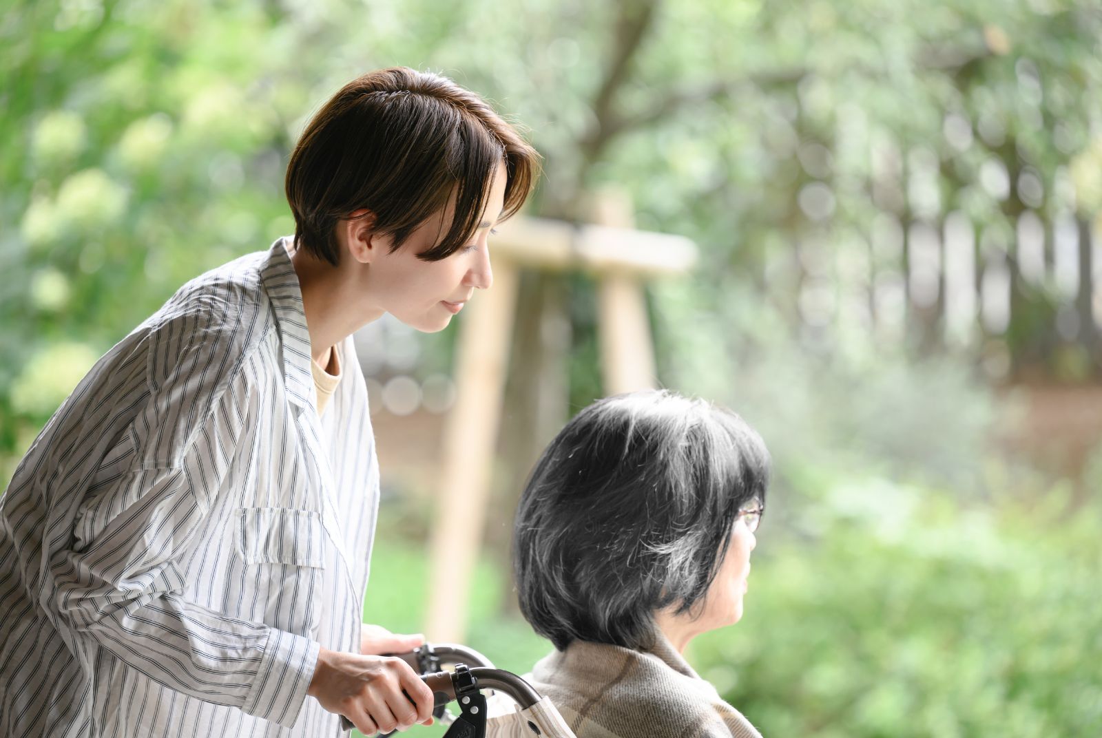 最好的長照保險，是任勞任怨的女兒或媳婦？為照顧離職、放棄人生規劃才是孝順？