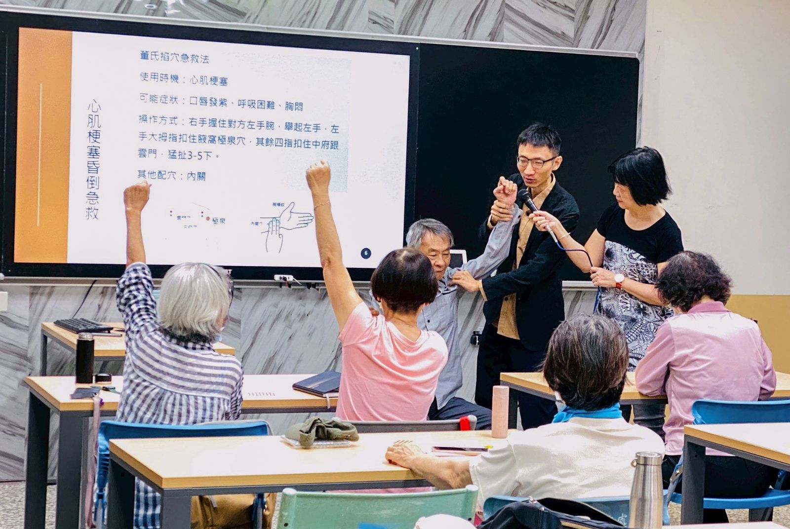 「我不要畢業！」74歲大哥一句話，讓這所大學獨創10年學制，還吸引回頭客繼續念