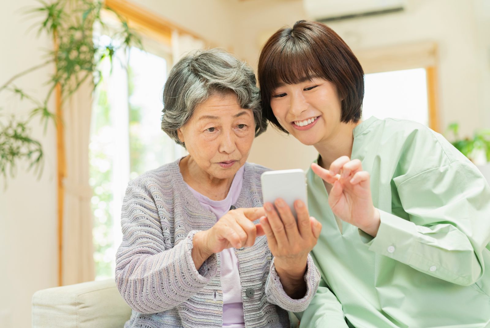 熟年行動專欄︱假訊息滿天飛！從「別再亂傳」到「我們一起查」，他們陪長輩找方法保護自己