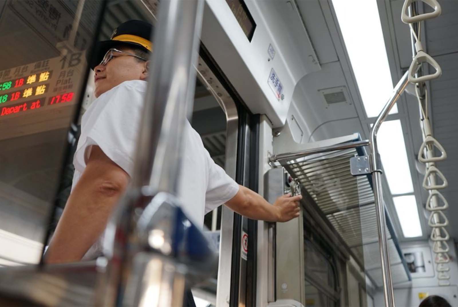 台鐵車長的一天：岔路口的每個抉擇，都關乎乘客生命安全