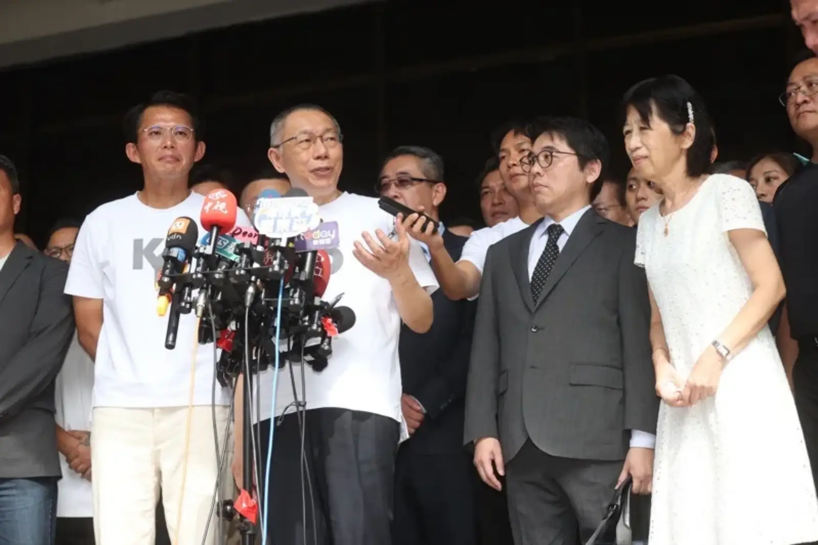 柯文哲交保，著白T現身法院，發言全文曝光