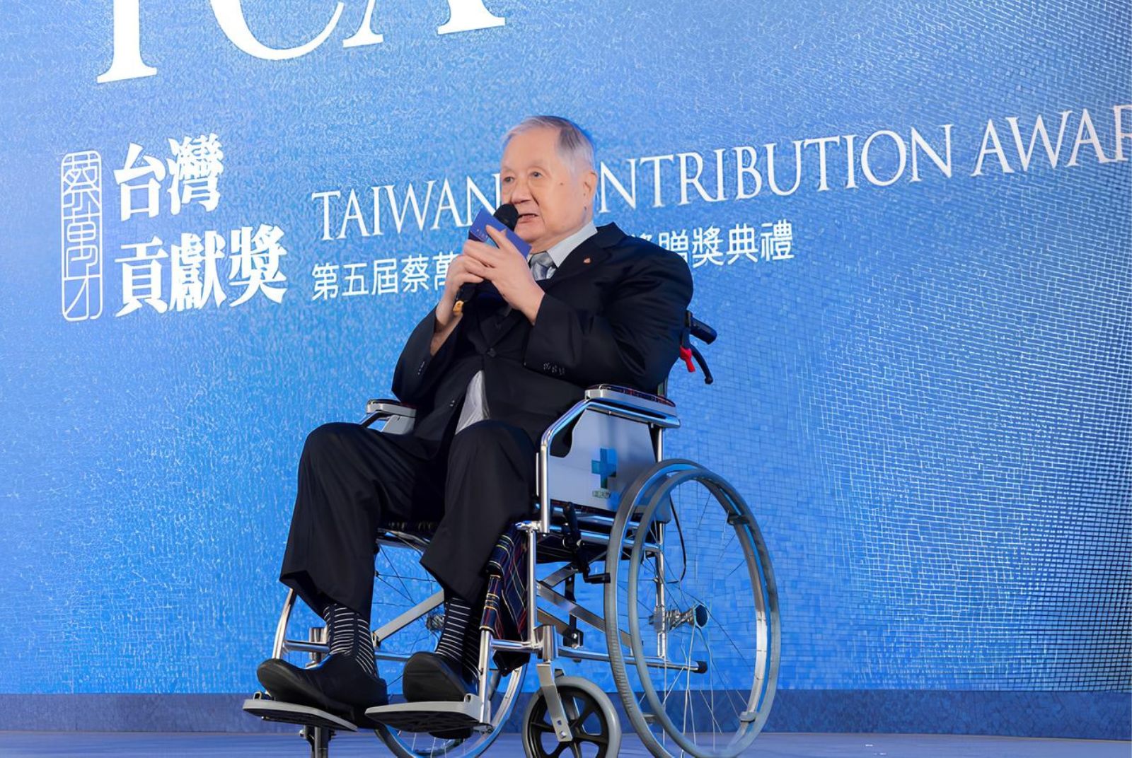 找到退休生活的使命！恆春首位眼科醫師90歲仍看診：我還能照顧人，不是很棒嗎