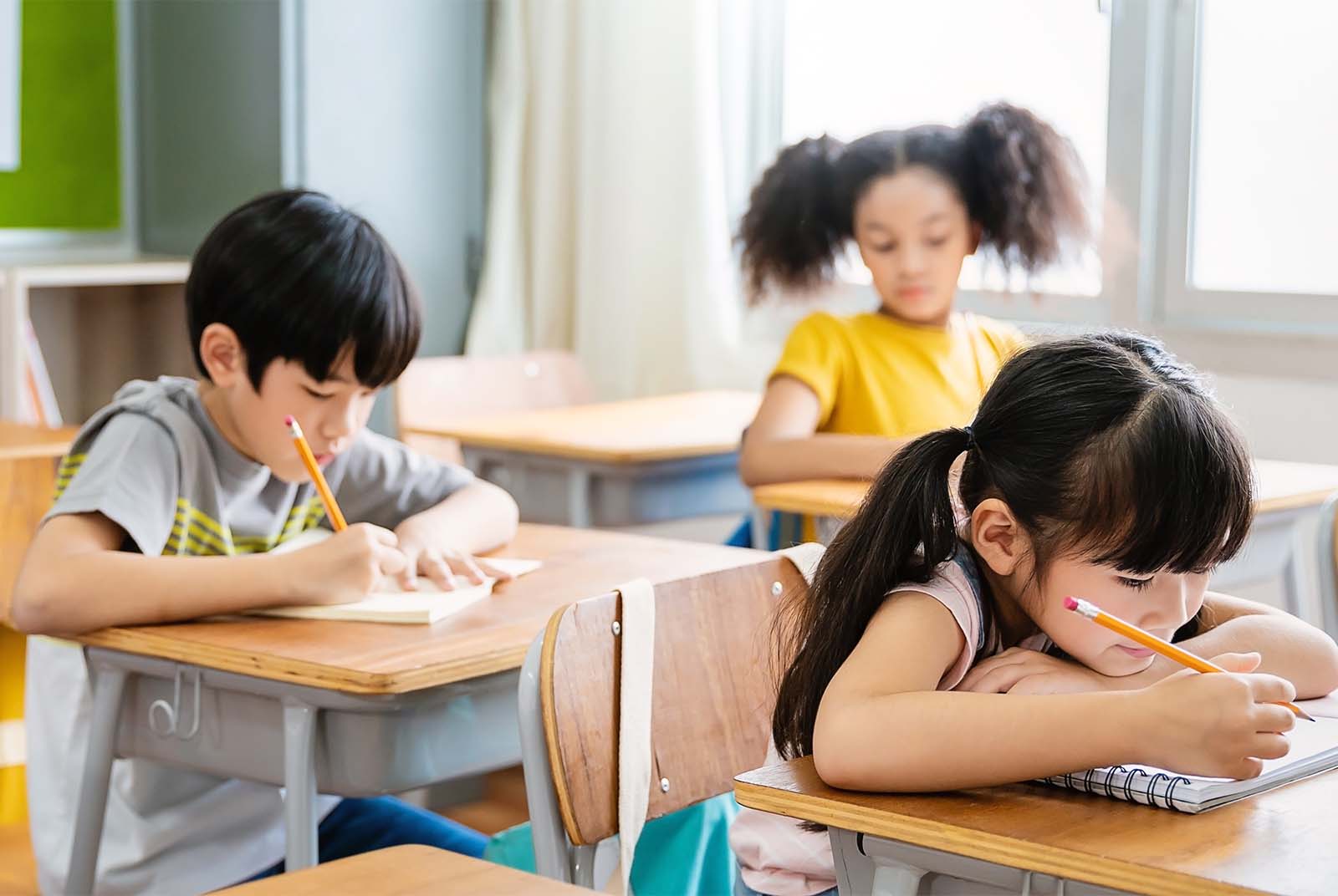 別再對孩子說「好聰明」！教養專家：錯誤的鼓勵方式，其實反而是在害他