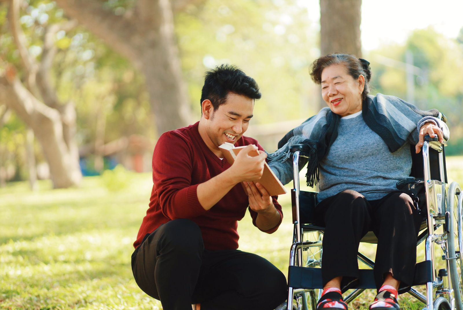 子女苦勸媽媽植牙卻被拒！到宅牙醫范綱信：照顧者想給的，不一定是長輩真正要的