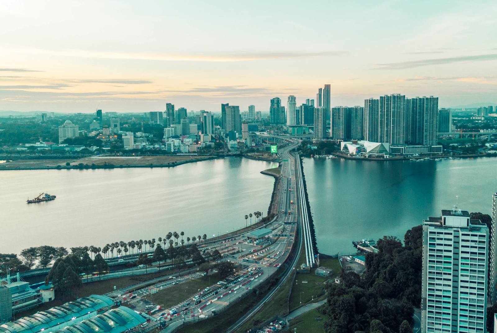 新南向-AI泡沫-輝達-信貸-風險