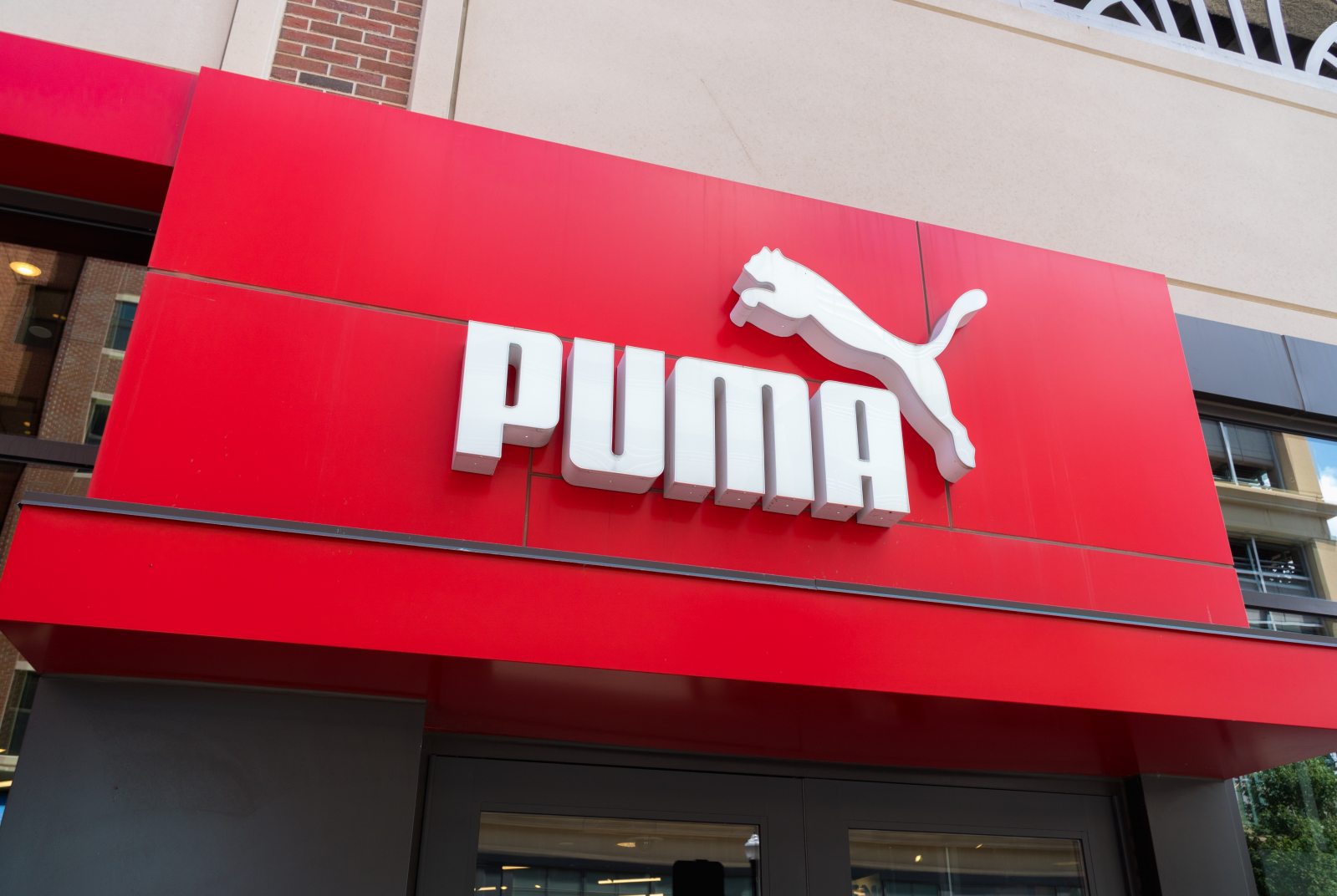 安踏-Puma-台灣有事-川普-高市早苗-香港大火-中國-產能過剩