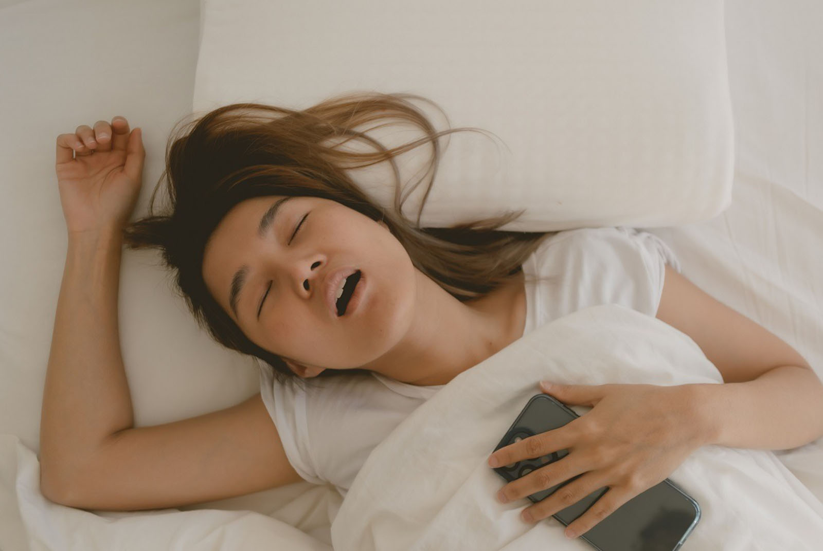 總是倒頭就睡？醫師示警「恐是健康亮紅燈」：比失眠更危險