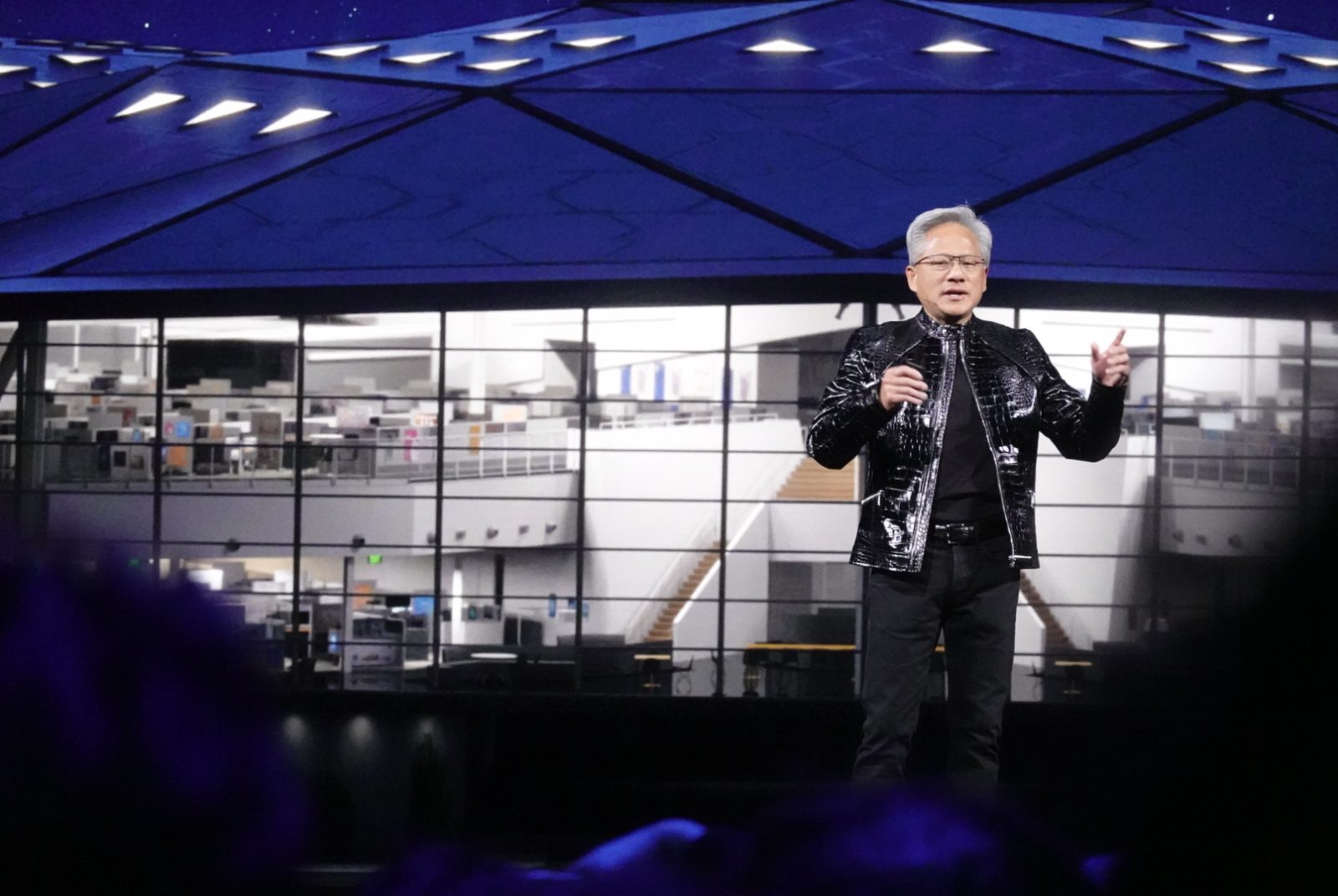 CES-輝達-黃仁勳-AMD-蘇姿丰-自駕車-AI算力-人形機器人-AI伺服器-晶片