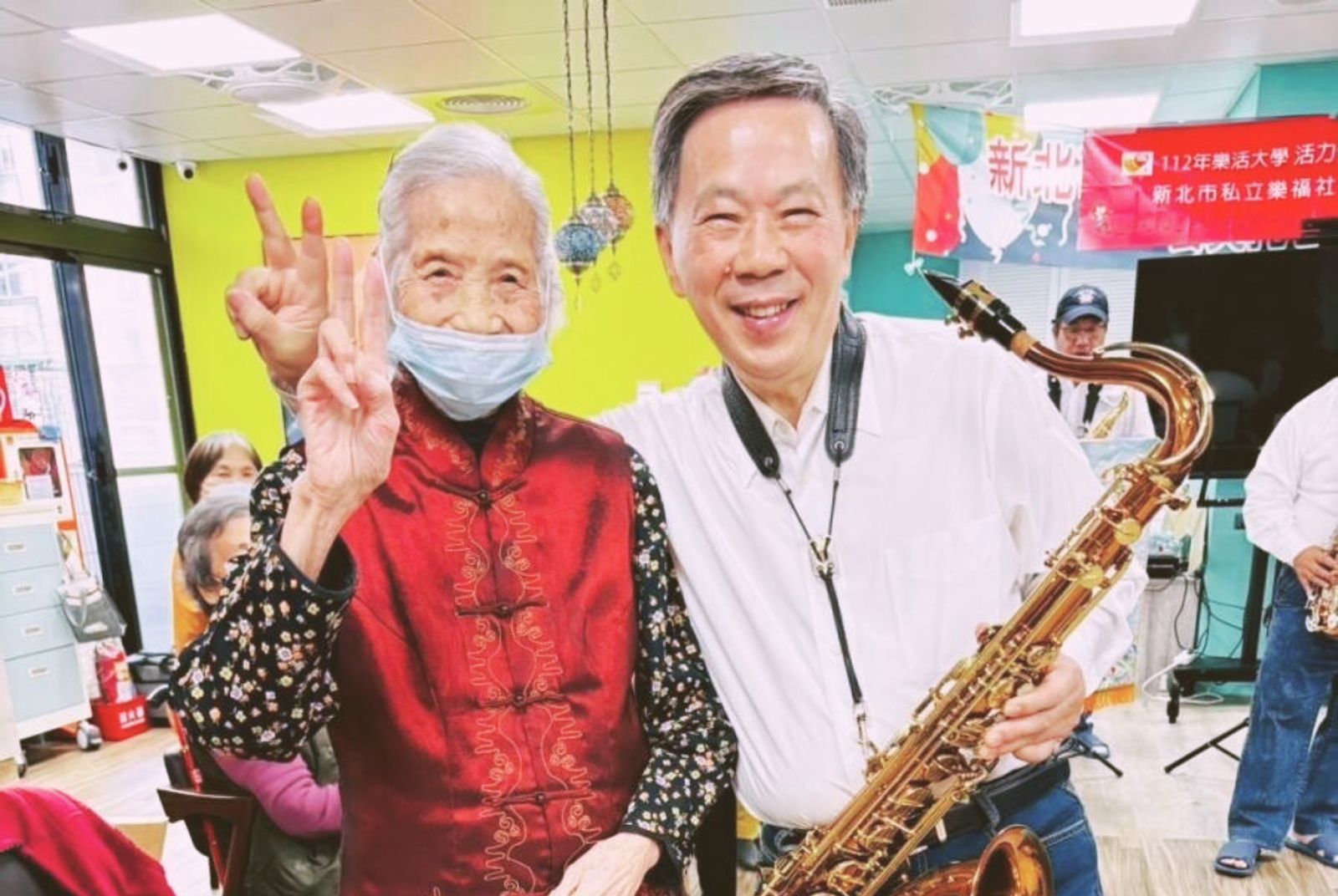 退休比上班還忙！72歲的他從零學薩克斯風、每週玩3個樂團，活出「免吃藥」的老後