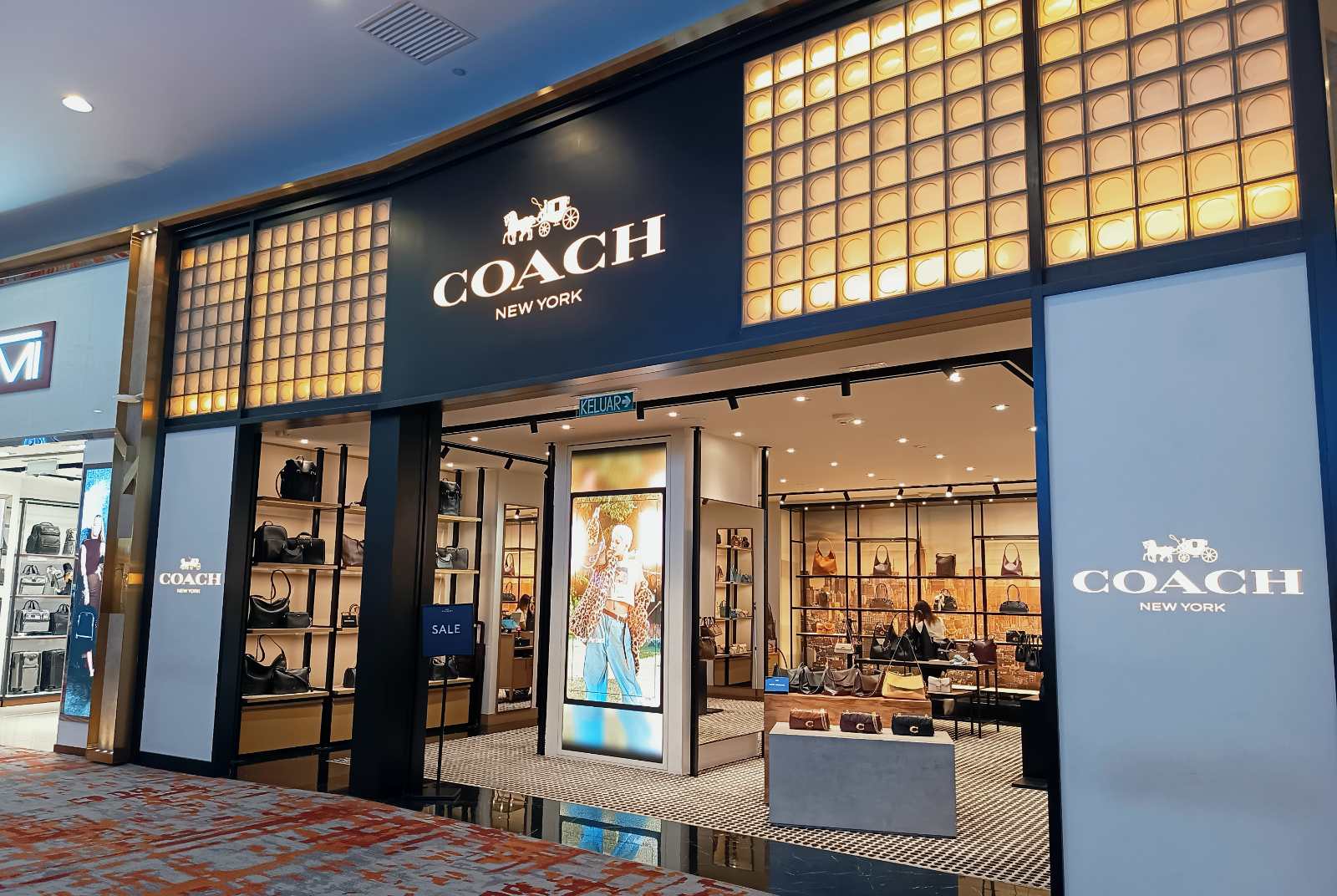 人類學家救了Coach！「在包包上掛一本書」如何讓百億老牌重新被少女渴望？
