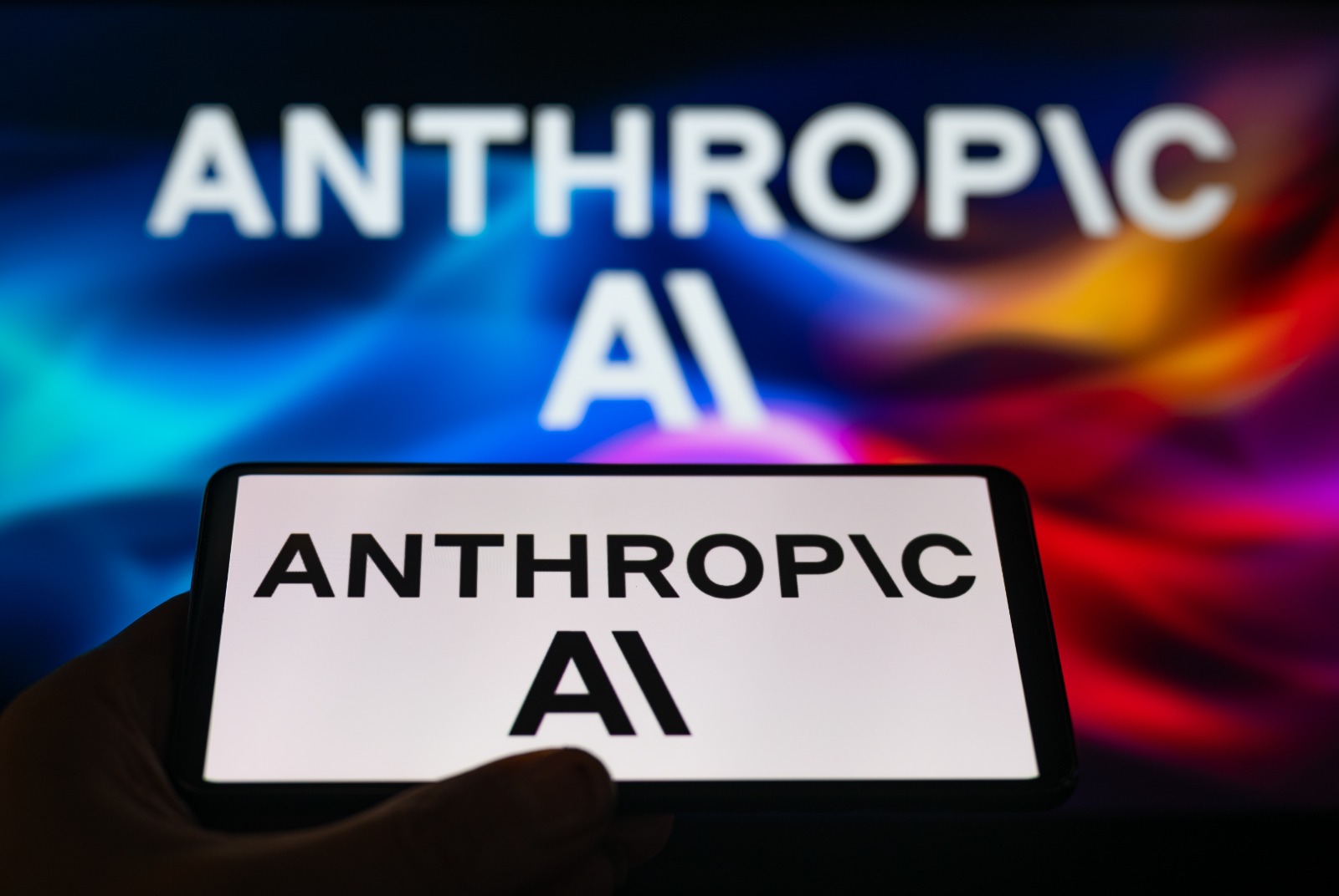 川普怒槓AI巨頭Anthropic，我們離AI失控的臨界點還有多遠？