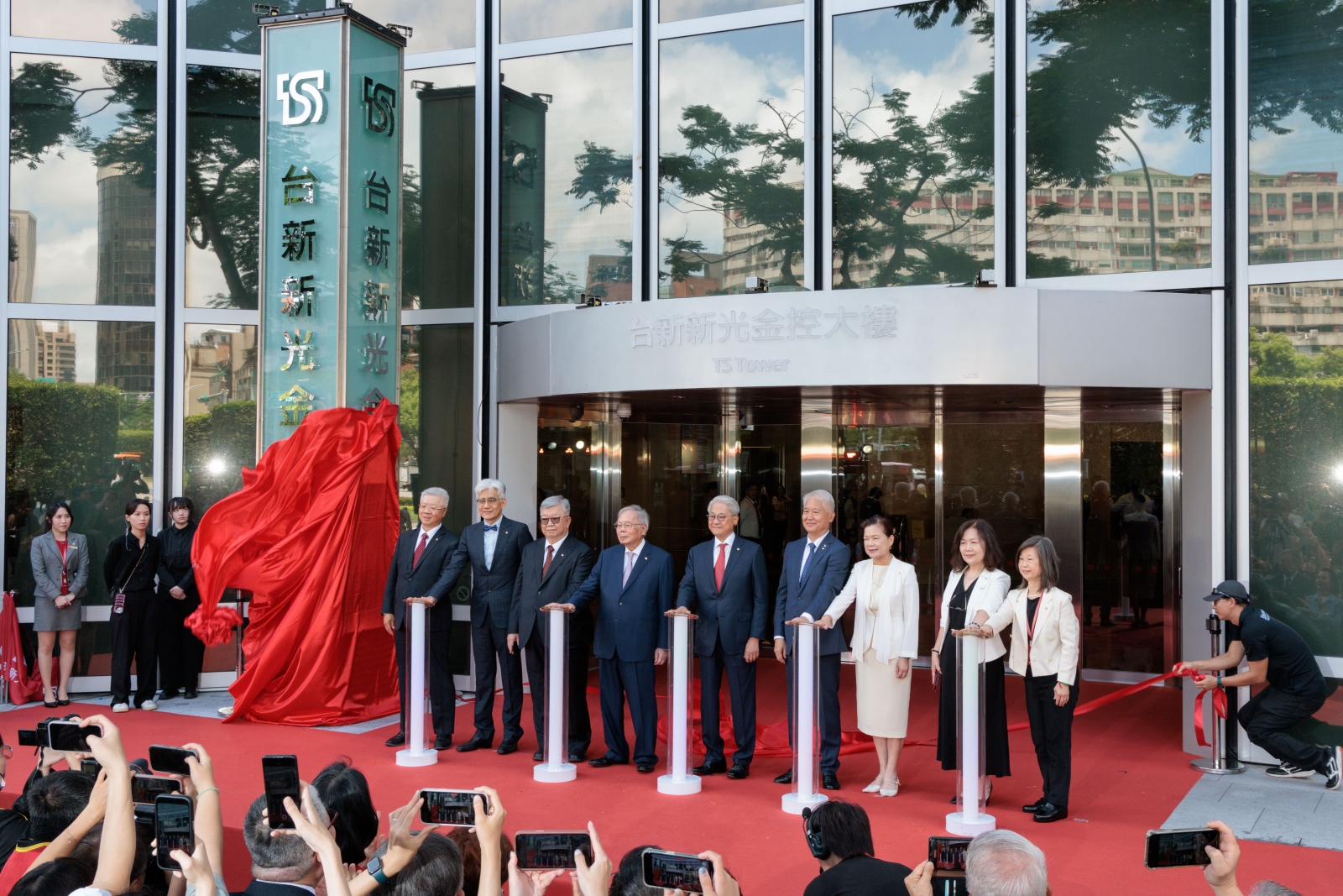 金融業打敗「今年會極慘」預言！2026兩千大：銀行、證券獲利創新高，它們如何逆勢翻盤？