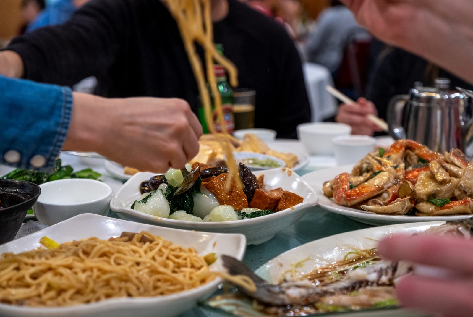 黃仁勳-AI-晶片-餐桌-台灣夜市-熱炒店-美食