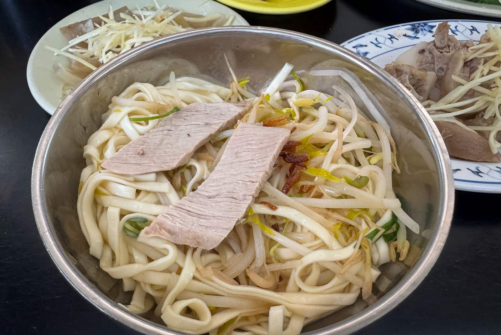 一碗25元還有2片肉！對面米其林名店，我卻走進三重今大切仔麵