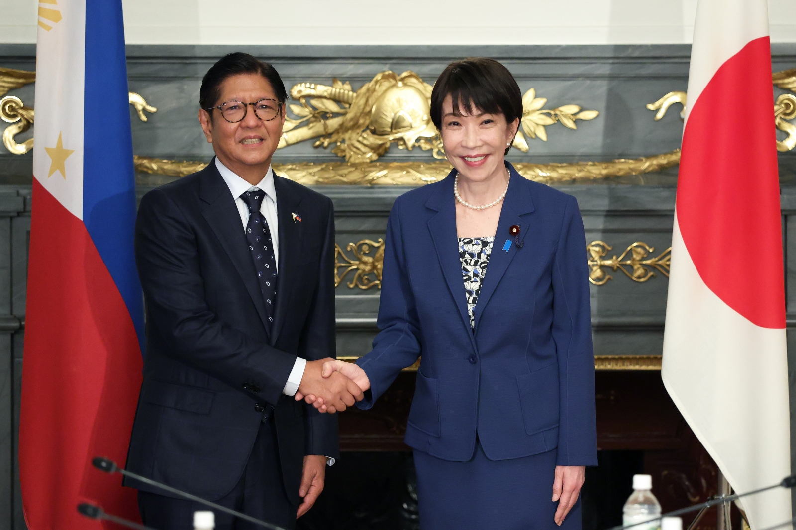 今年5月底日菲東京峰會後，日本首相高市早苗（右）與菲律賓總統小馬可仕（左）發表聯合聲明。