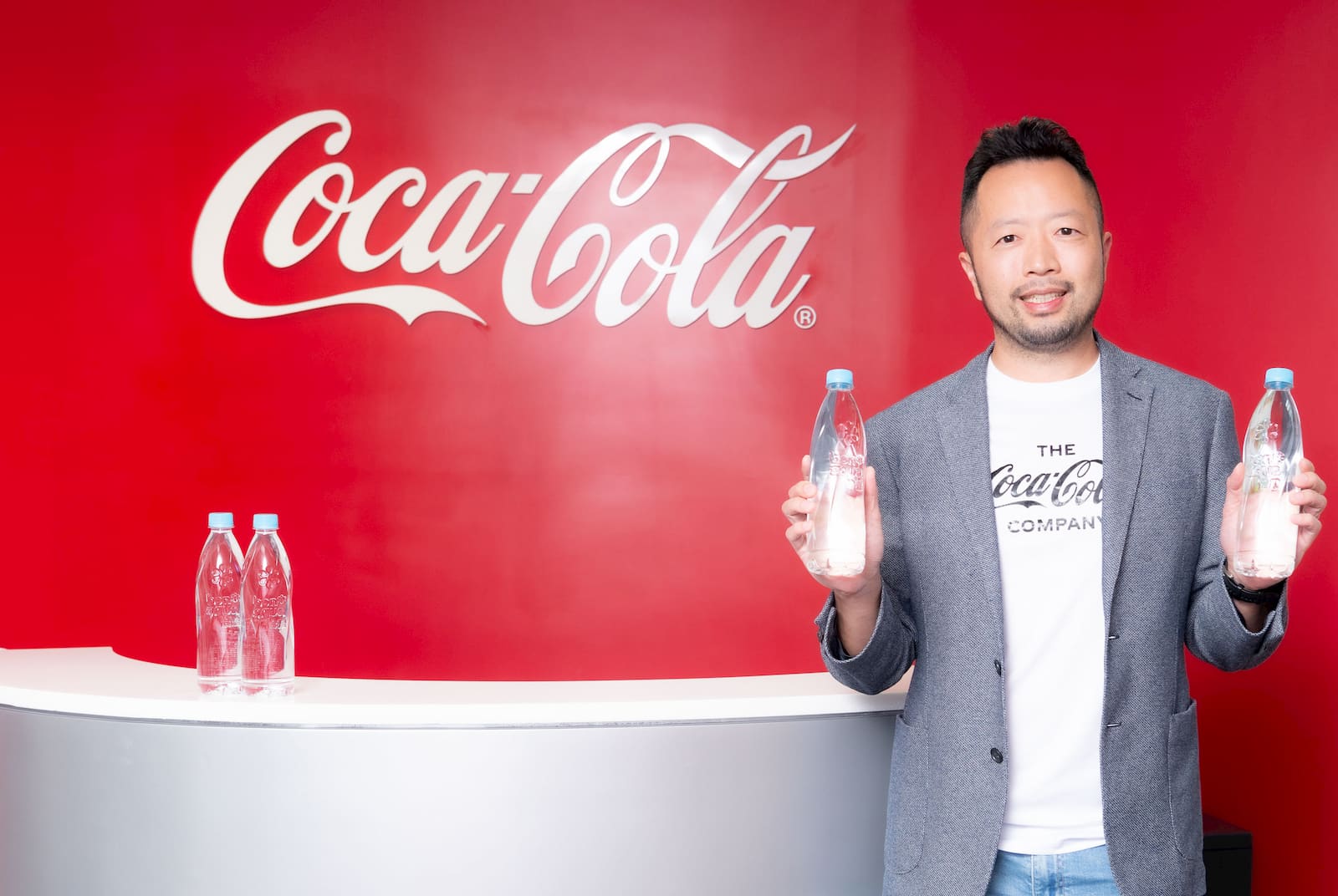 台灣可口可樂總經理陳正峰手持以100％再生塑料包裝的「bonaqua®怡漾」瓶裝水，提供台灣消費者在日常也能永續的新選擇。
