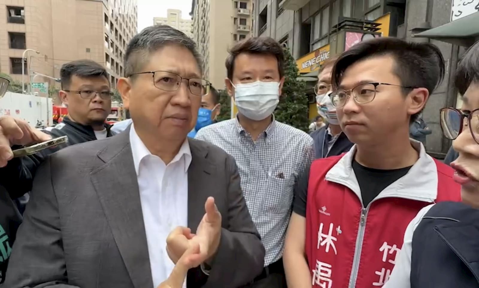 4月27日新竹縣竹北市莊敬六街發生道路坍塌,楊縣長第一時間趕赴現場